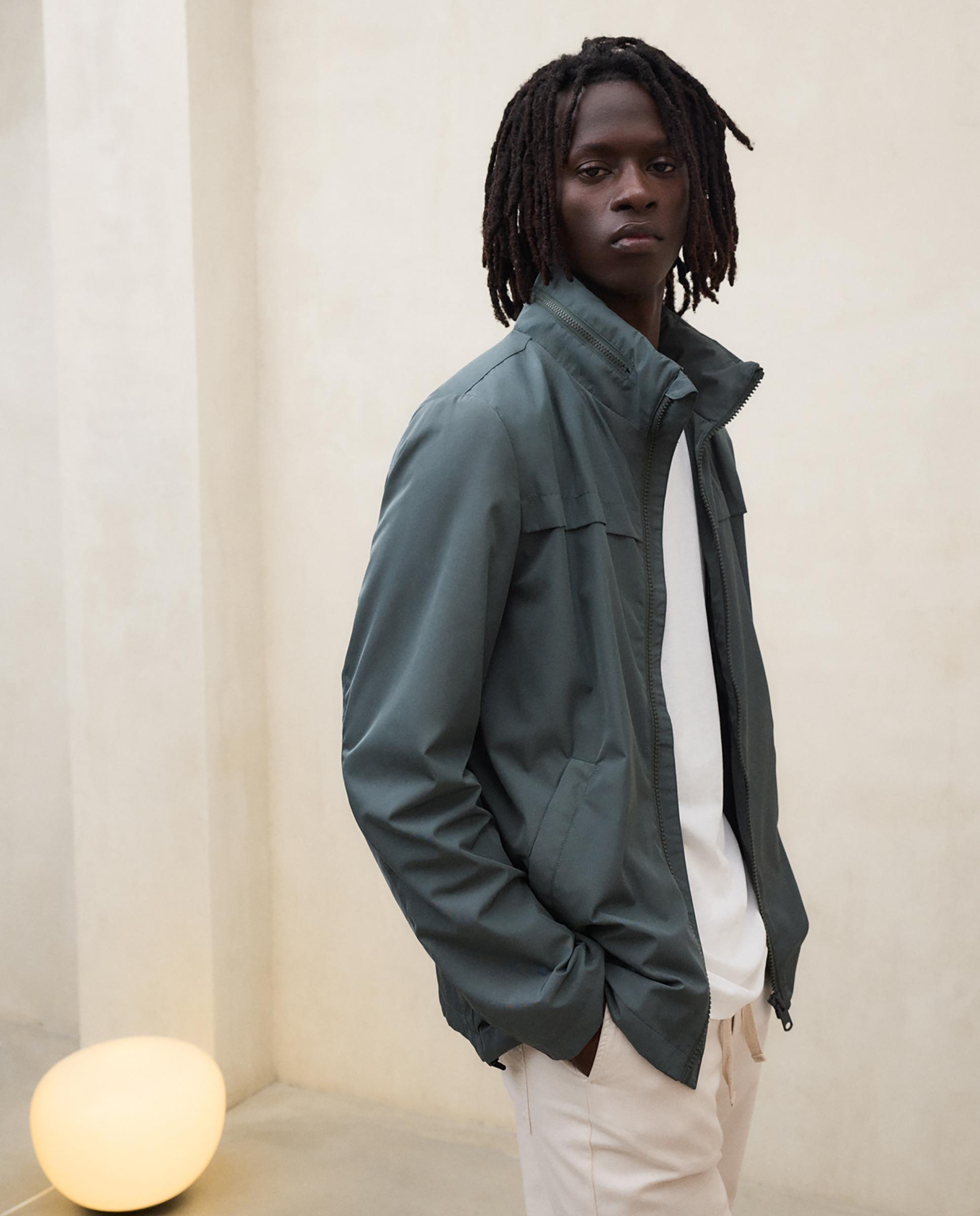 Chaqueta de hombre con capucha plegada y cierre cremallera - Ecoalf - Verde Verde-4