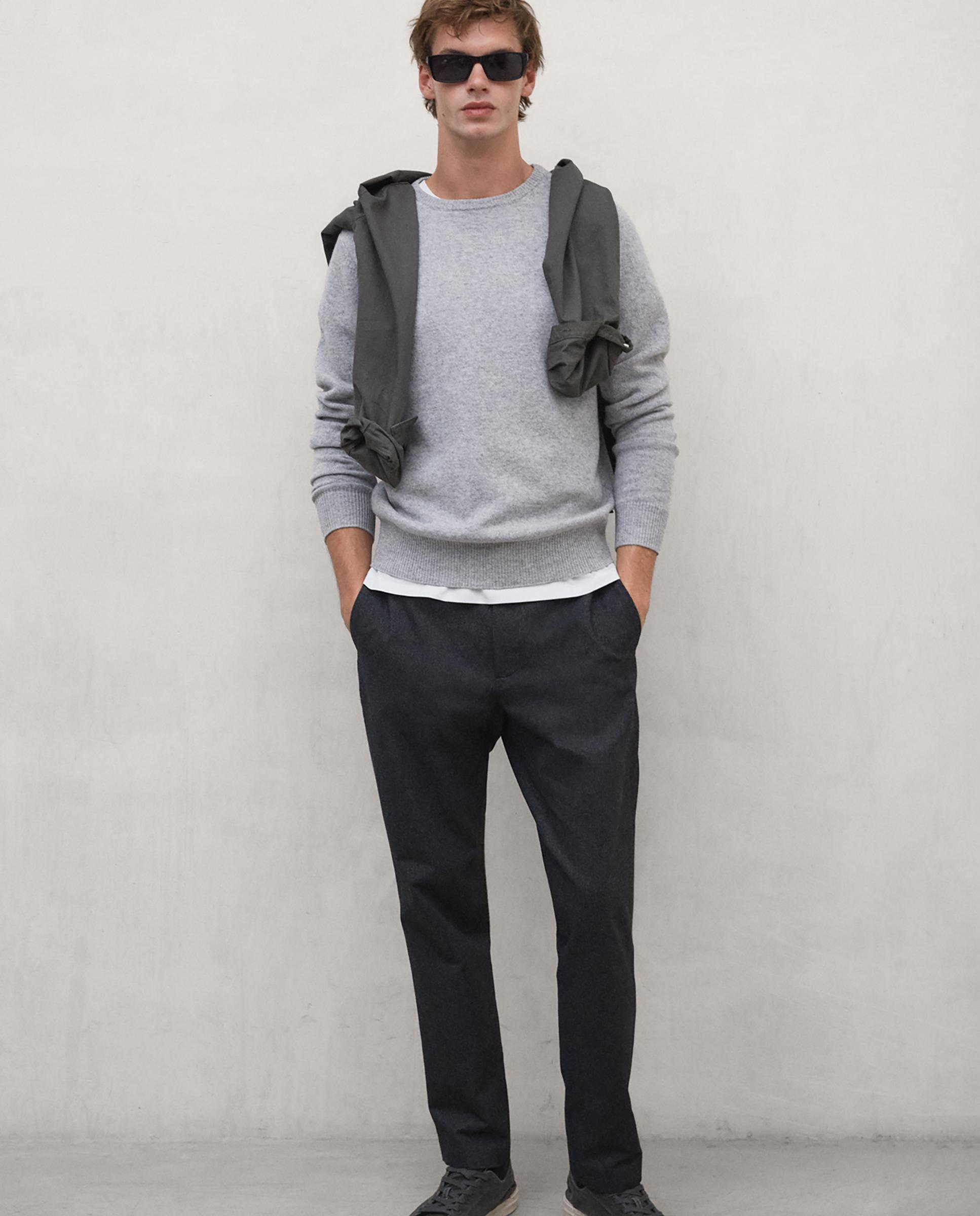 Imagen 0 de Chino de hombre bafy de corte regular Gris oscuro