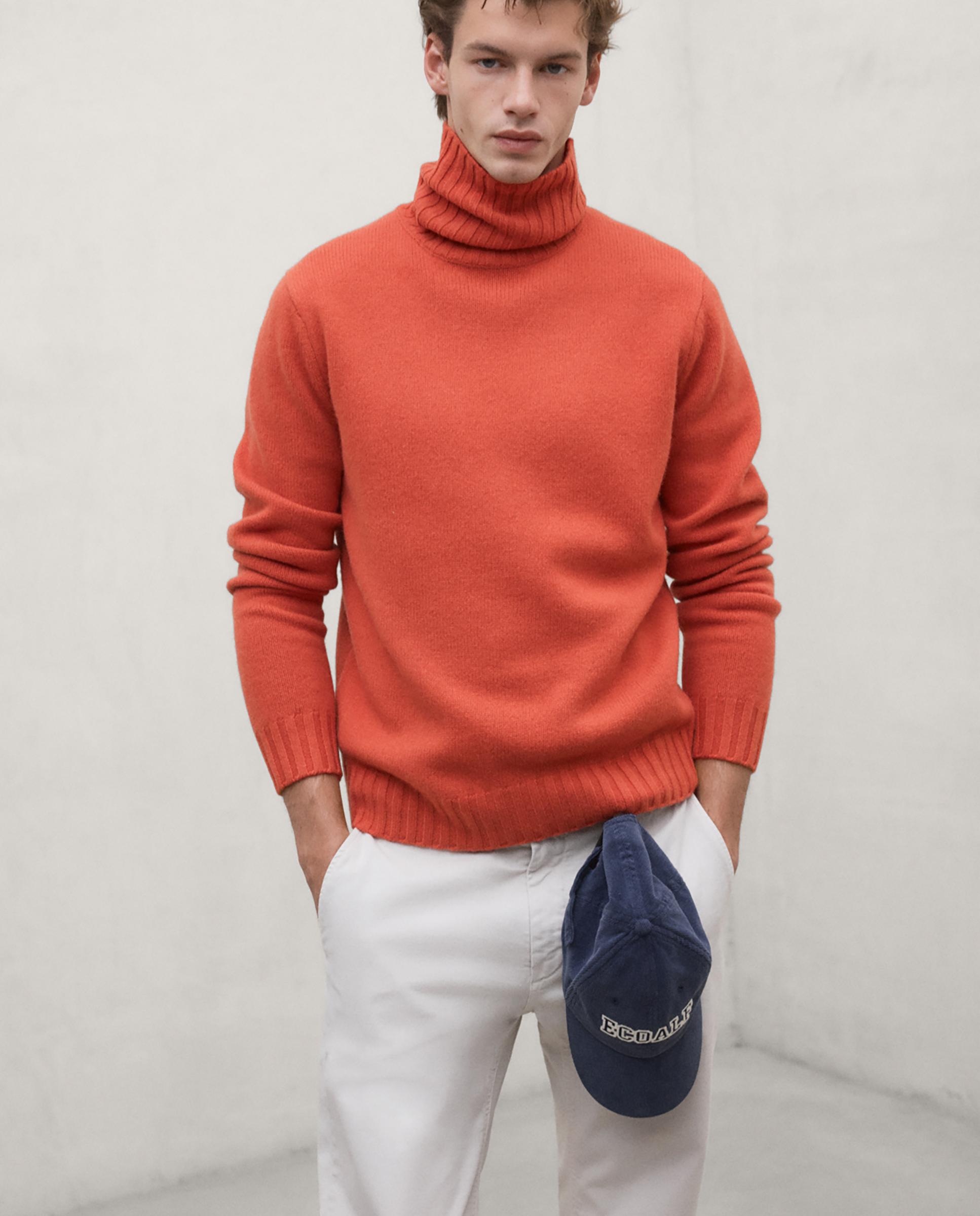 Jersey de hombre brun con cuello alto de corte regular