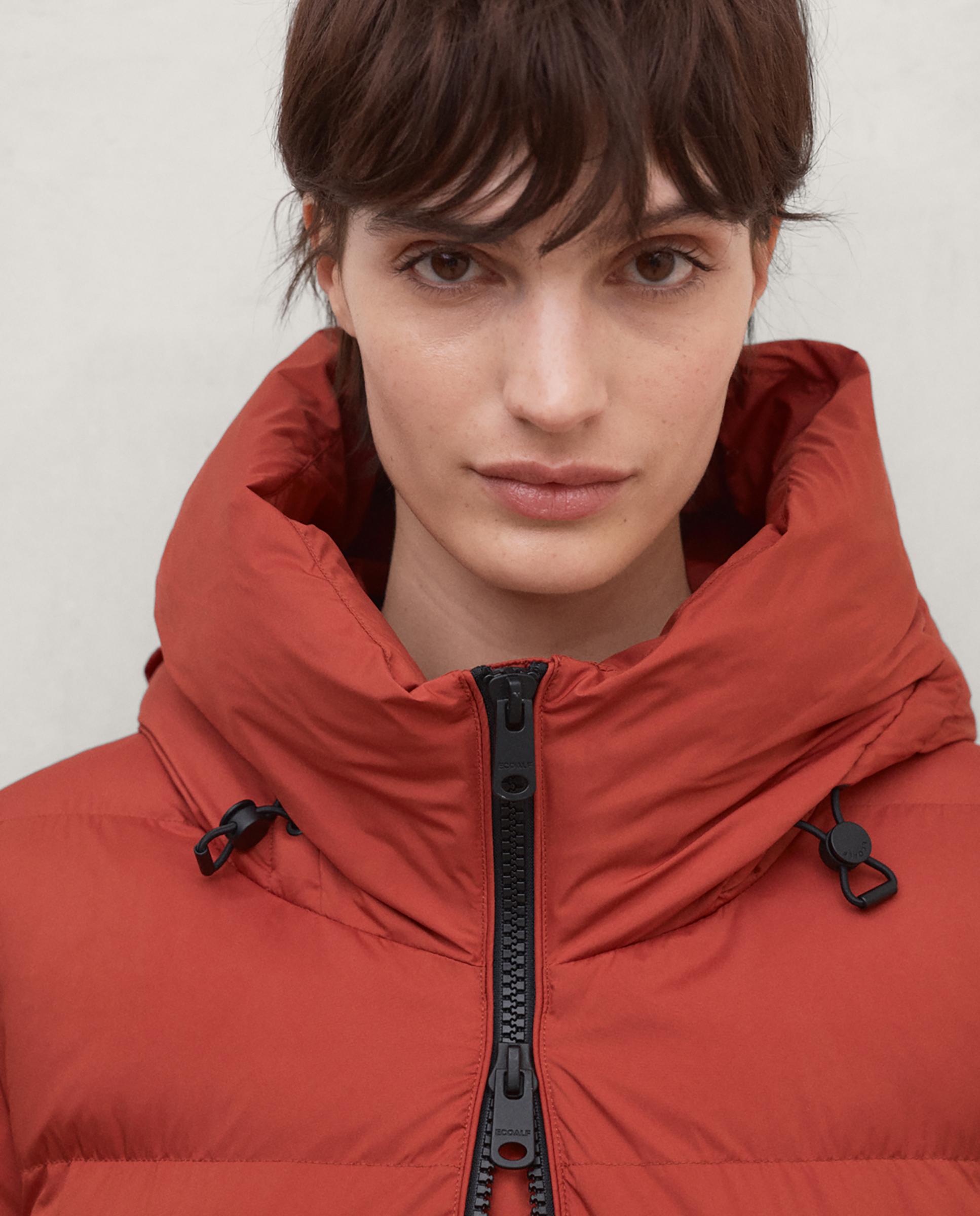 Abrigo acolchado de mujer con cierre de cremallera capucha y bolsillos laterales. - Ecoalf - Naranja volcanico Naranja volcanico-4