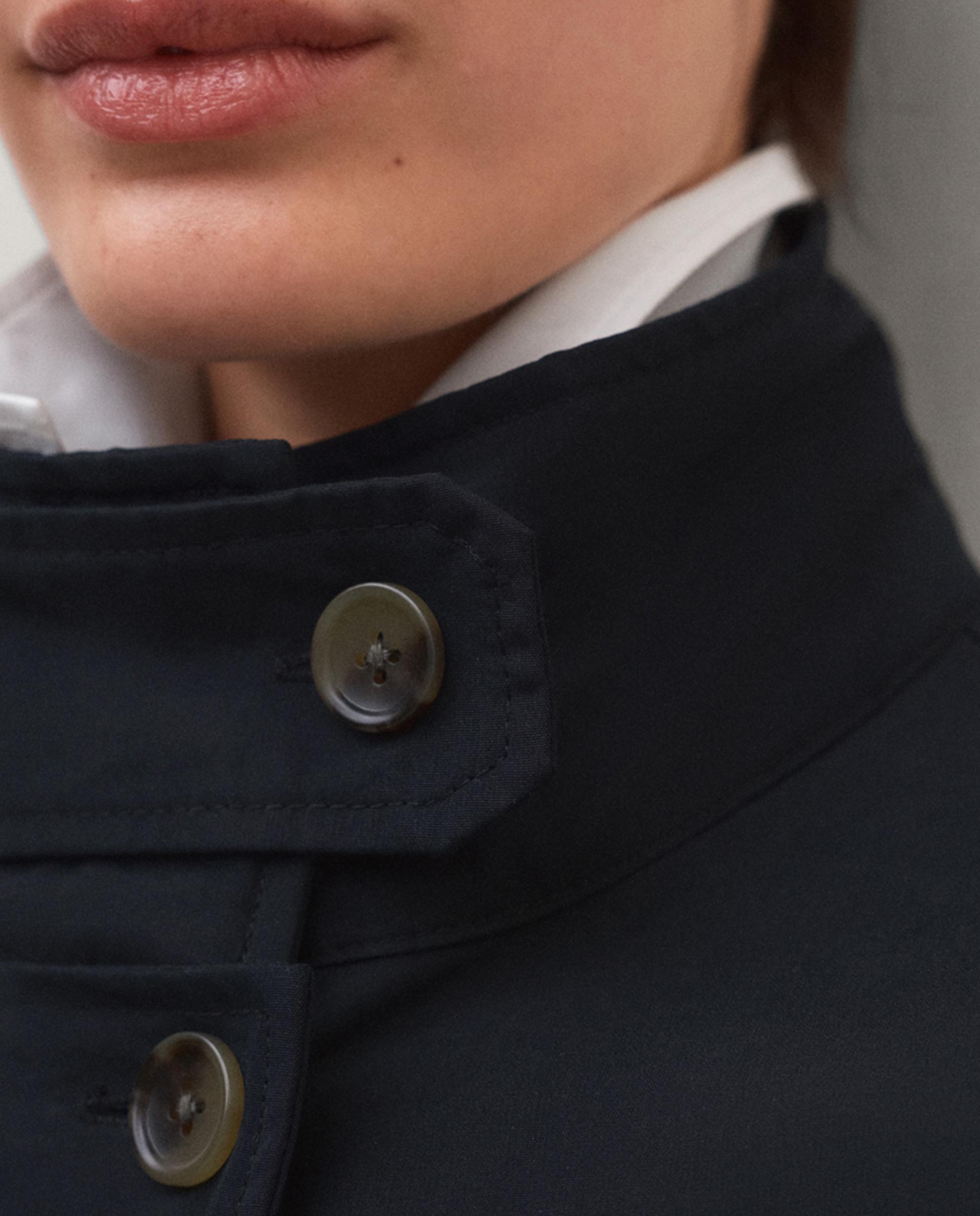 Gabardina de mujer repelente al agua con cuello alto nebu - Ecoalf - Azul marino Azul marino-4