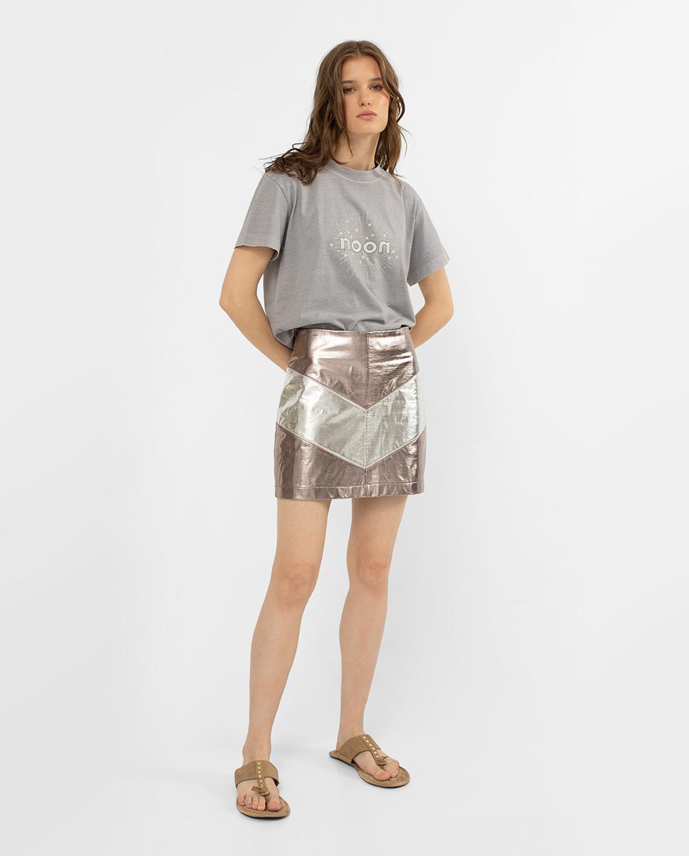Falda mini metalizada con parches de diferentes tonos plata.