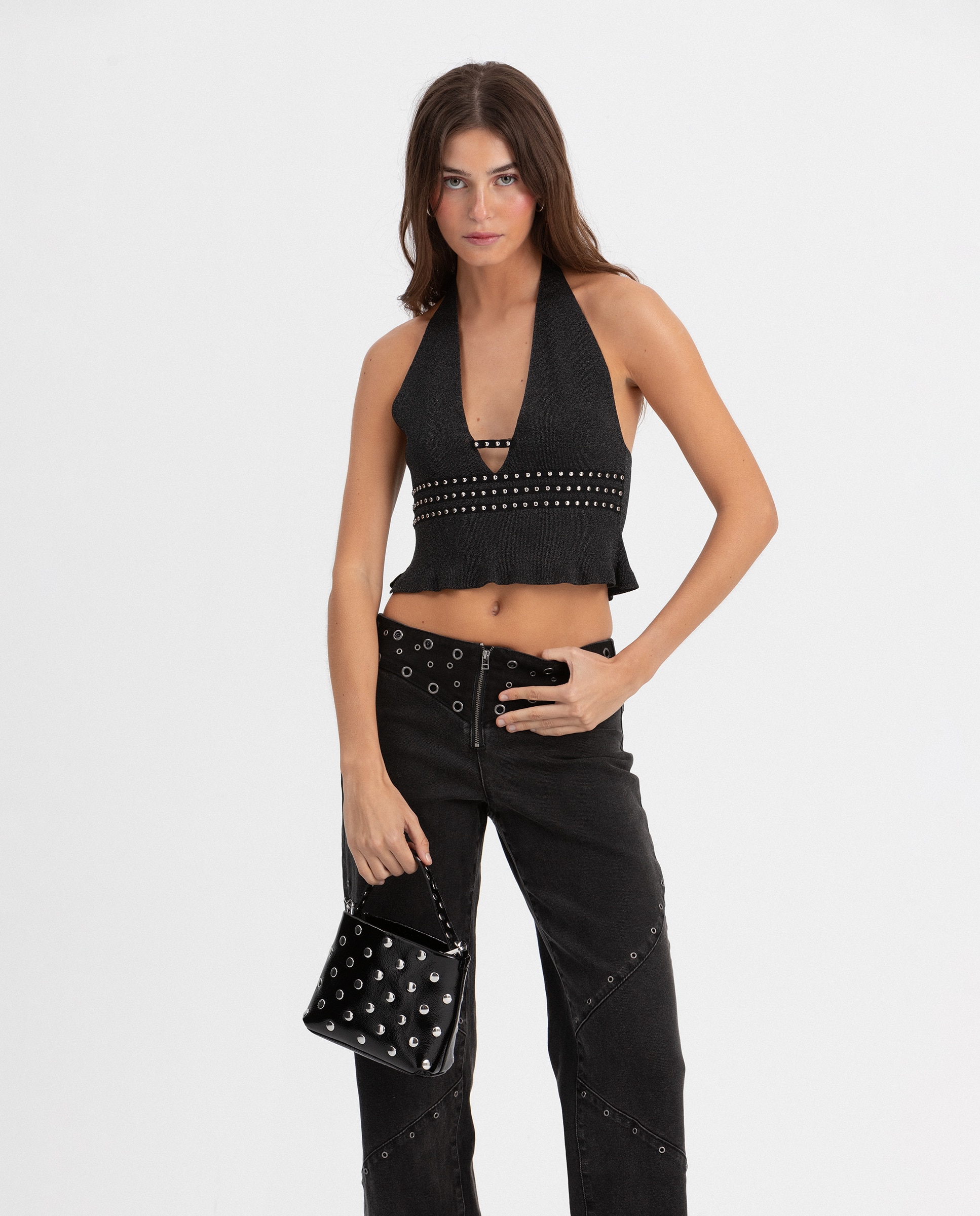 Noon - Top de mujer con cuello halter y detalle tachuelas.