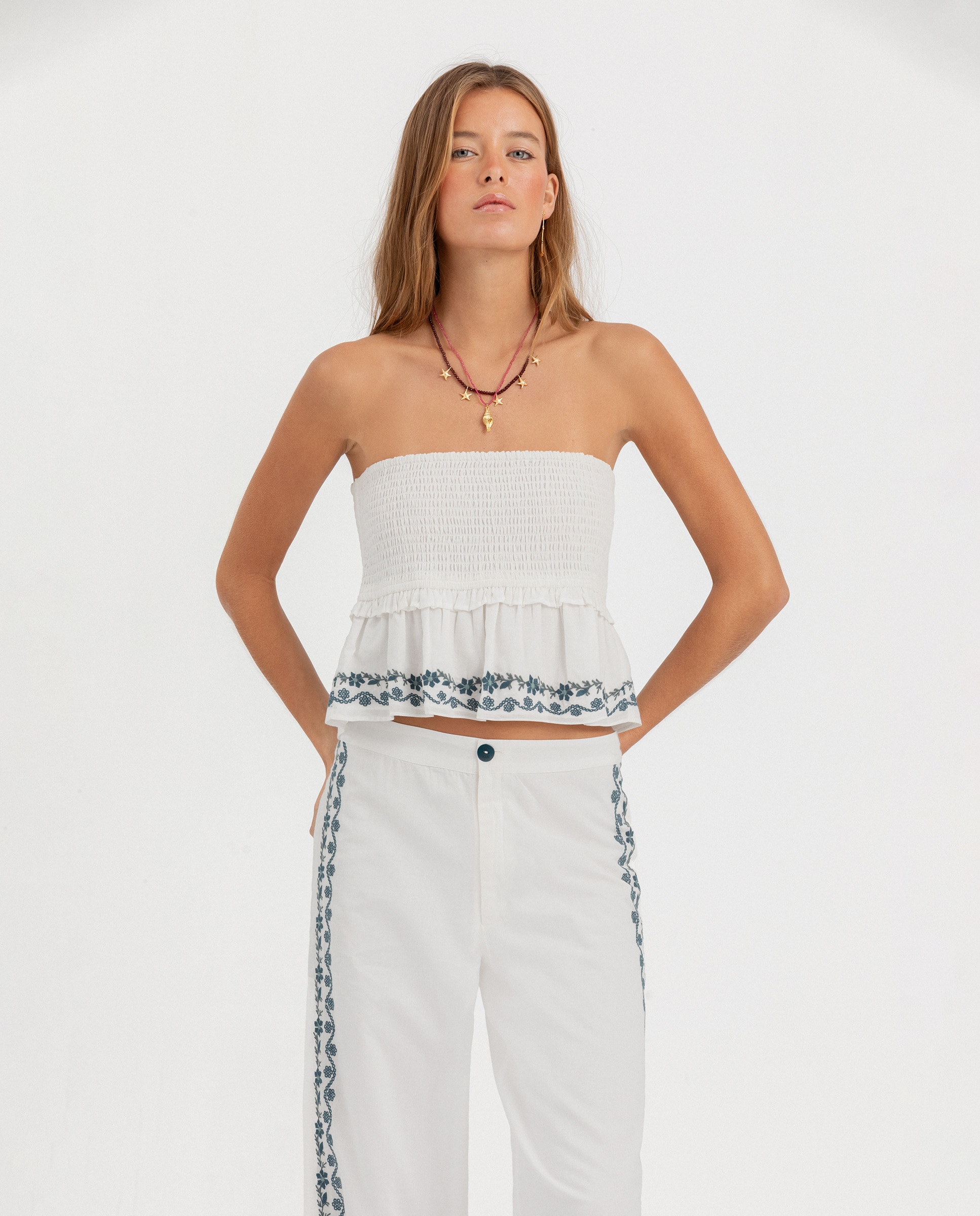 Noon - Top de mujer con bordados.