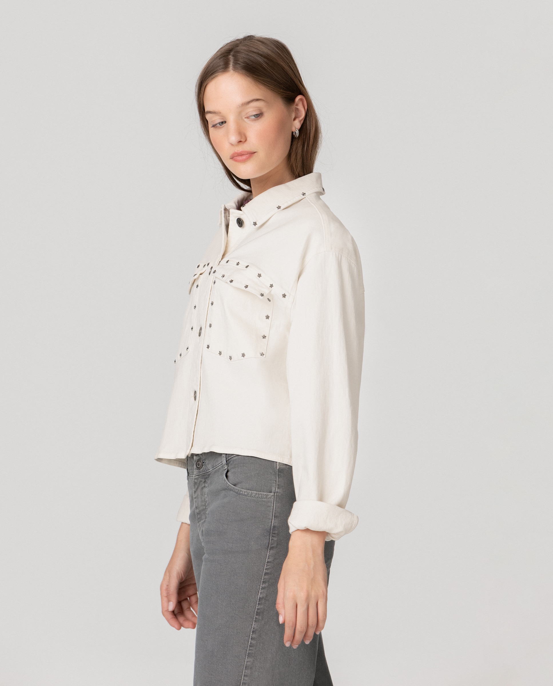 Noon - Chaqueta denim de mujer con tachuelas.