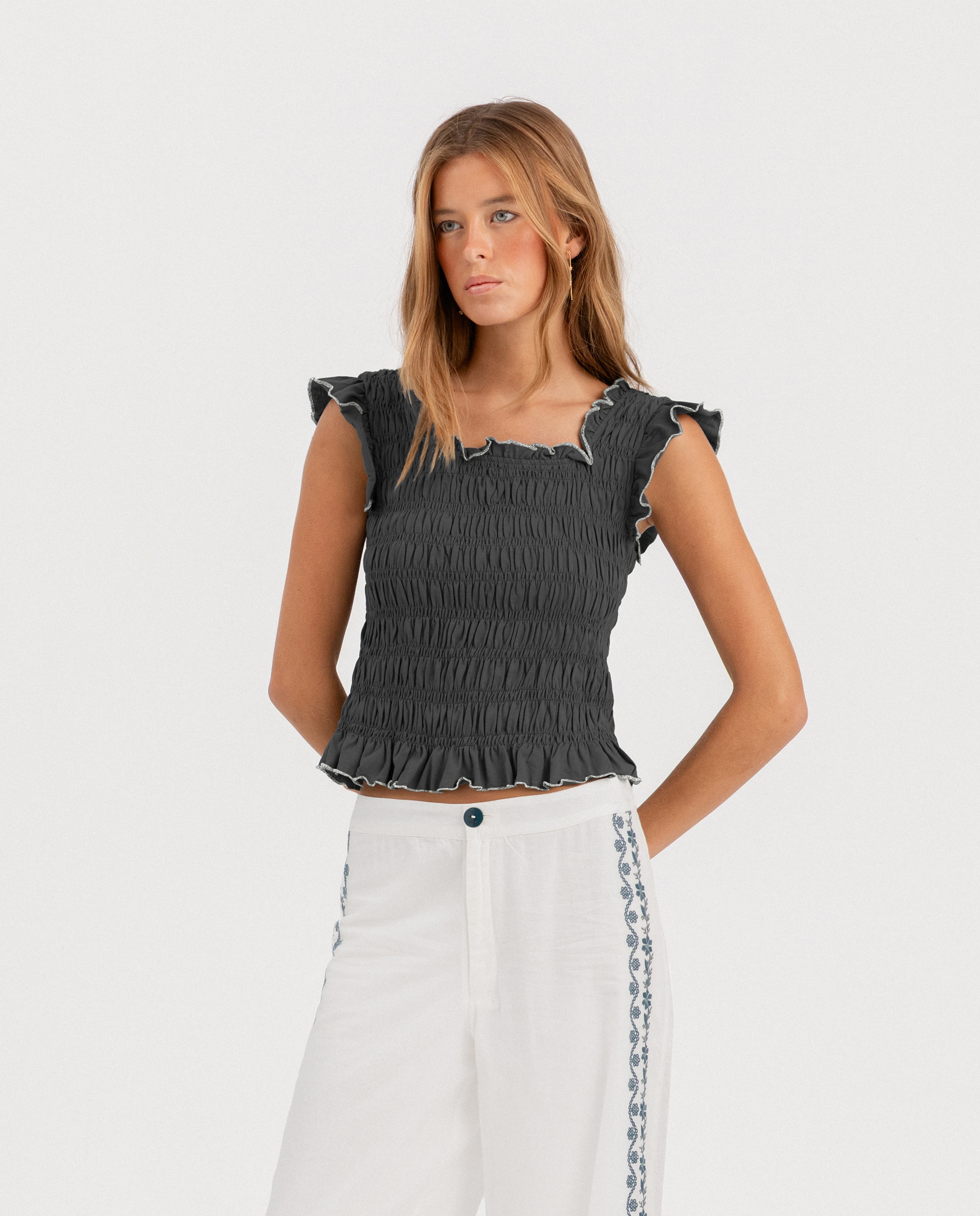 Noon - Top fruncido de mujer con volantes en hombros.