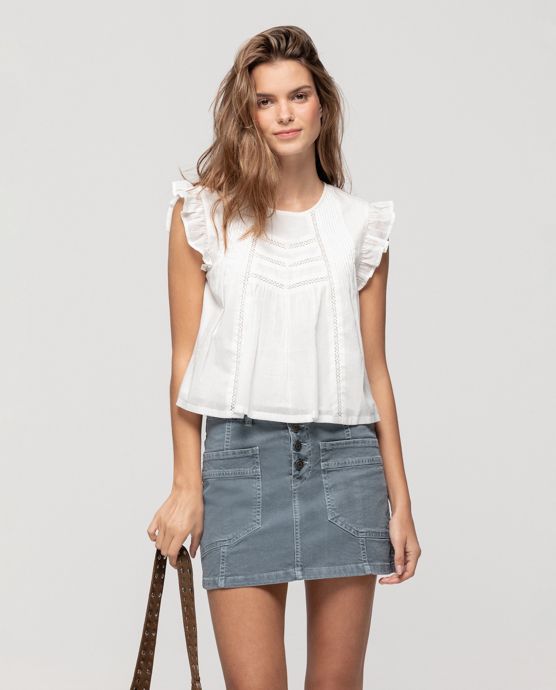 Noon - Blusa de mujer de manga corta con detalle de jaretas.