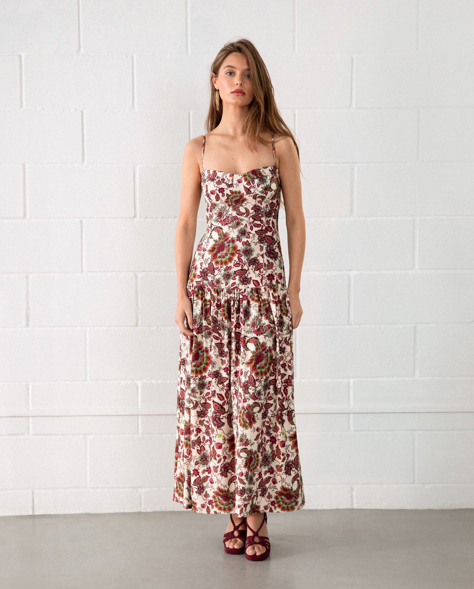 Vestido midi de tirantes con volantes