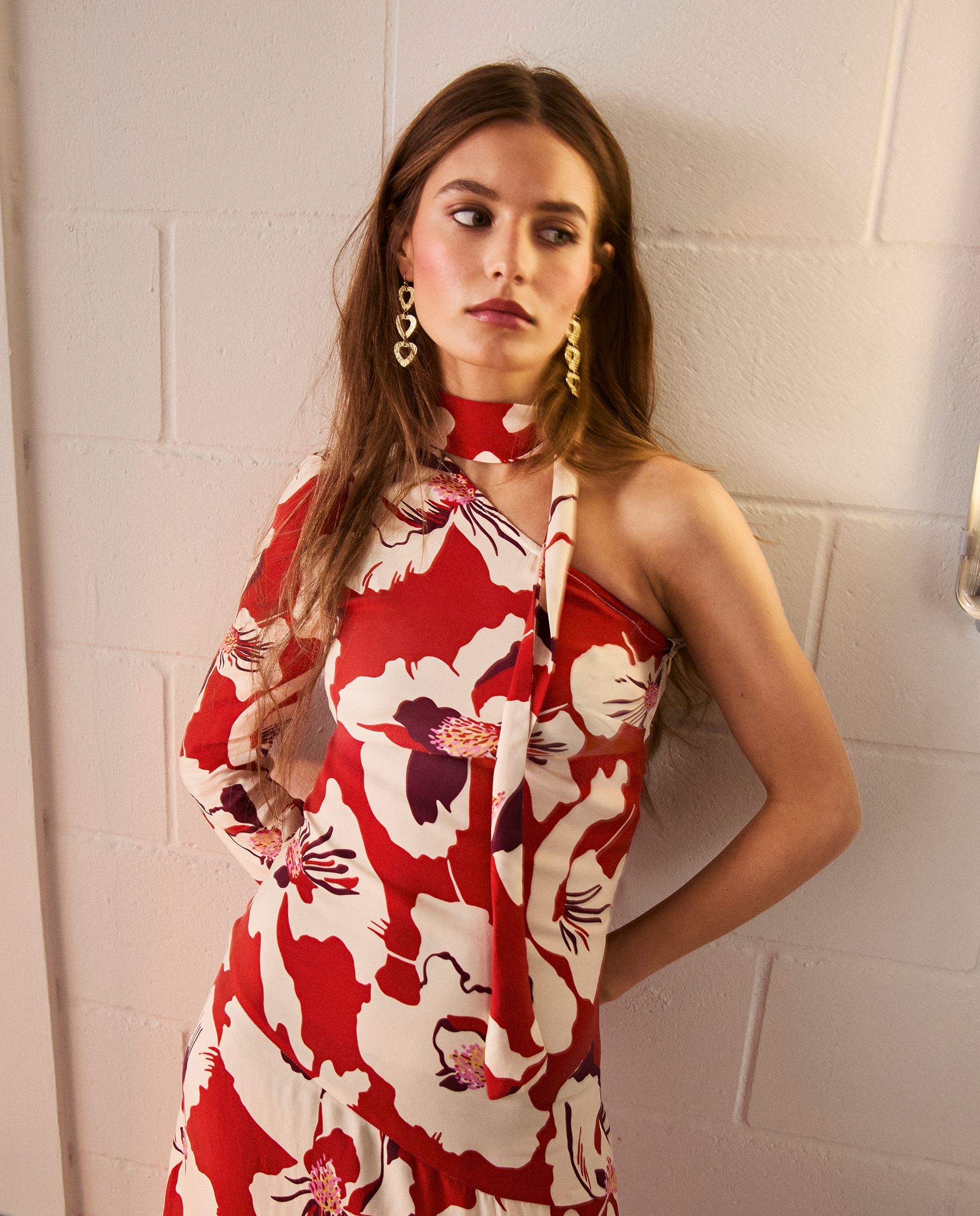 Noon - Vestido midi asimetrico y hombro descubierto.
