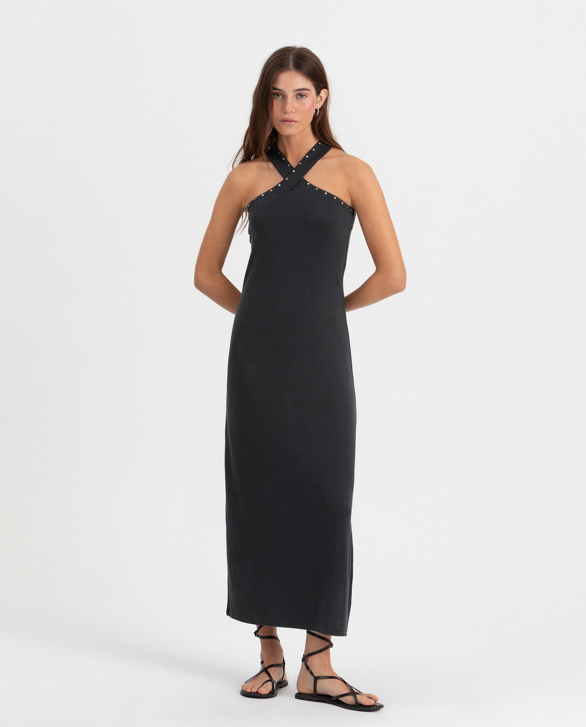 Noon - Vestido largo halter con detalle tachuelas.