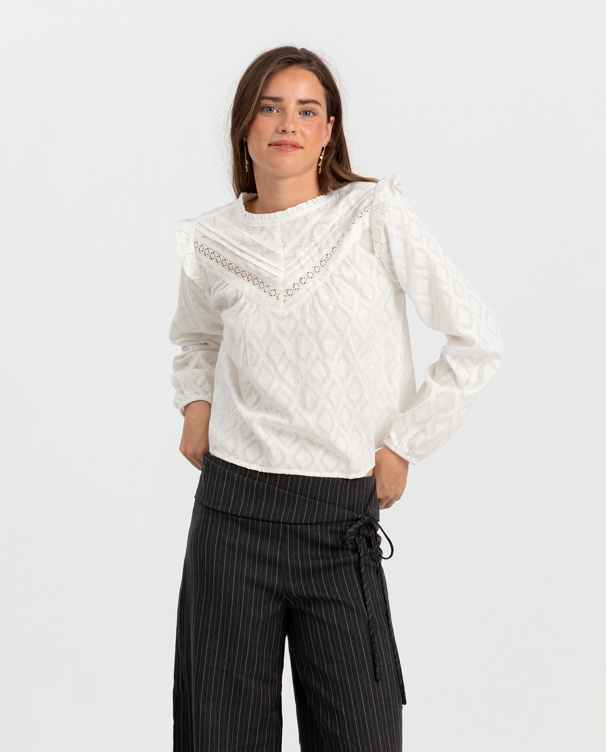 Imagen 0 de Blusa de mujer de manga larga detalle entredós Crudo