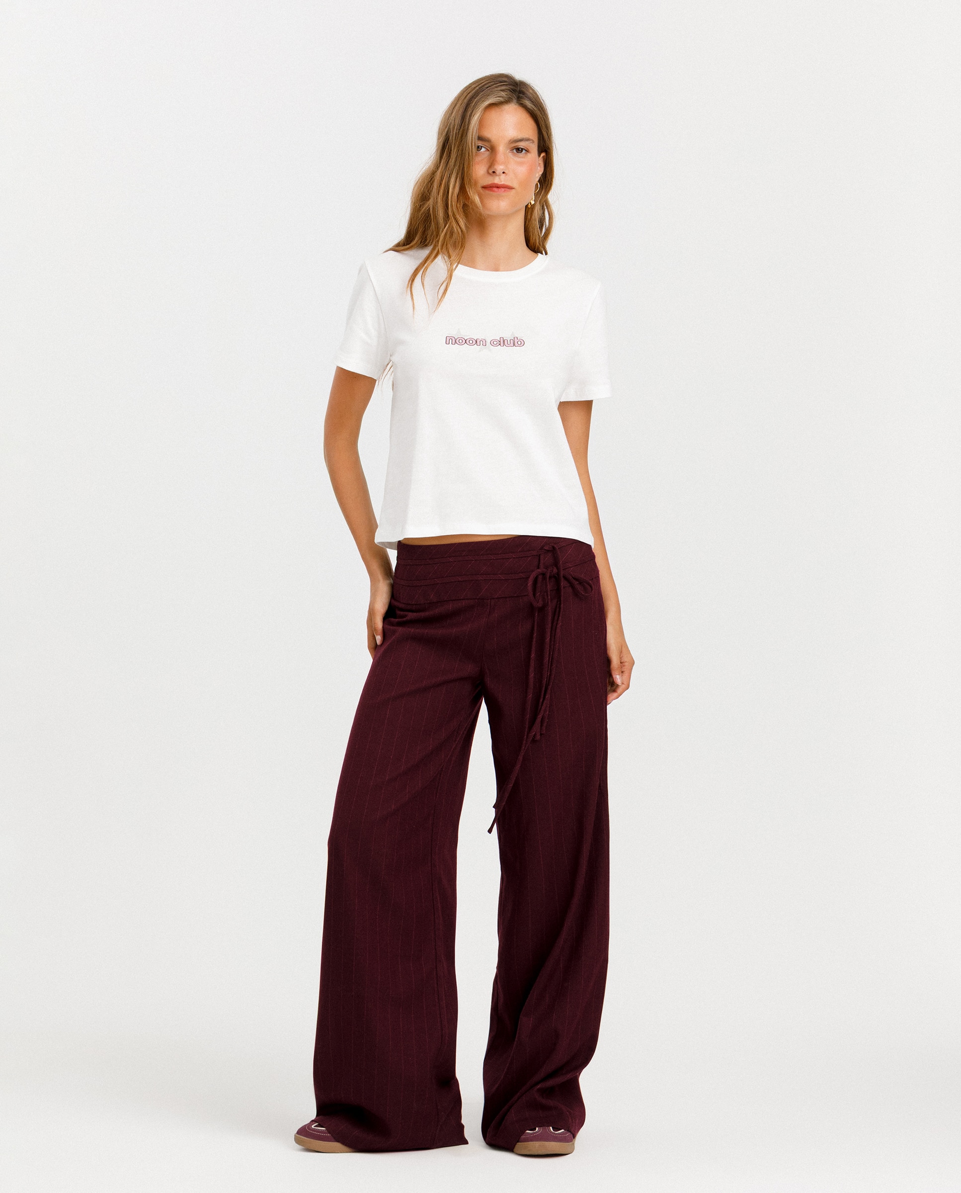 Imagen 0 de Pantalón ancho de mujer a rayas con lazo Burdeos