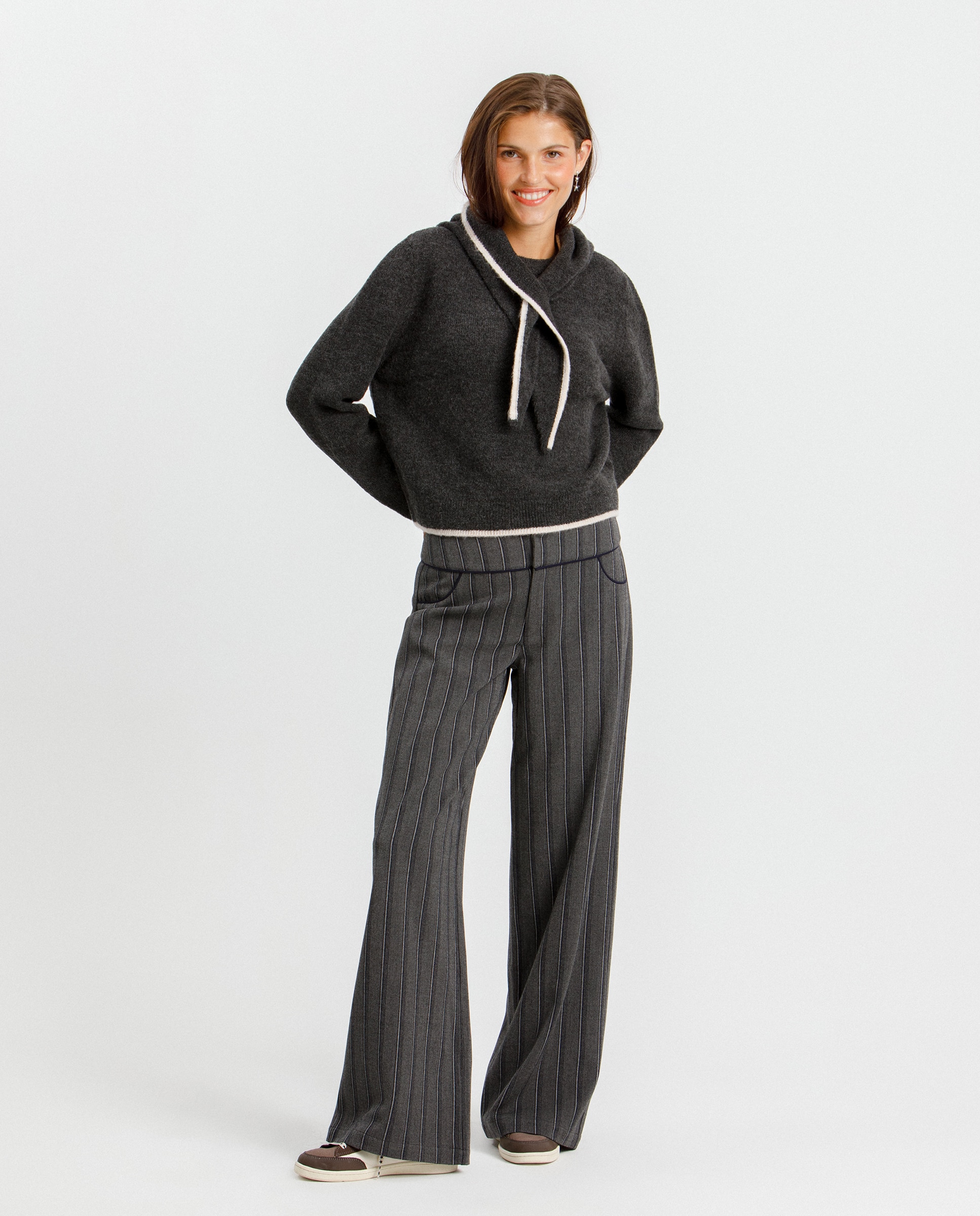 Imagen 1 de Pantalón de mujer recto de rayas Gris