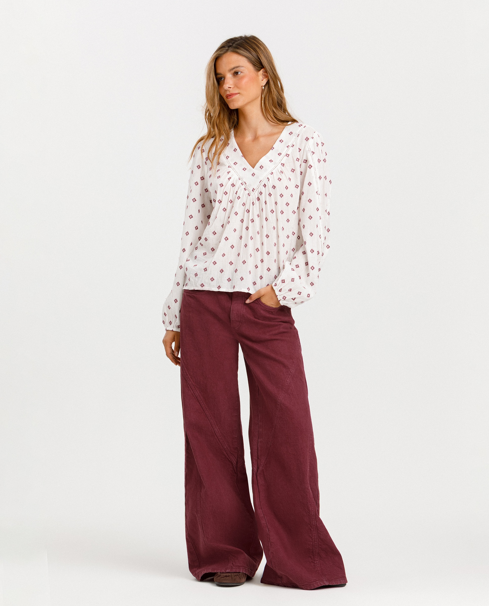 Vaquero wide leg de mujer detalle cortes - Noon - Burdeos Burdeos-1