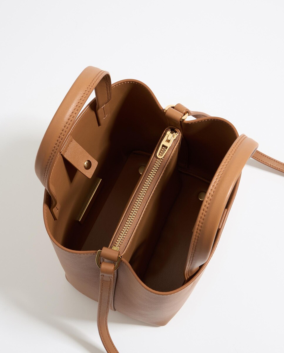 Bolso de mano de piel pequeño convertible a bandolera · Bimba y