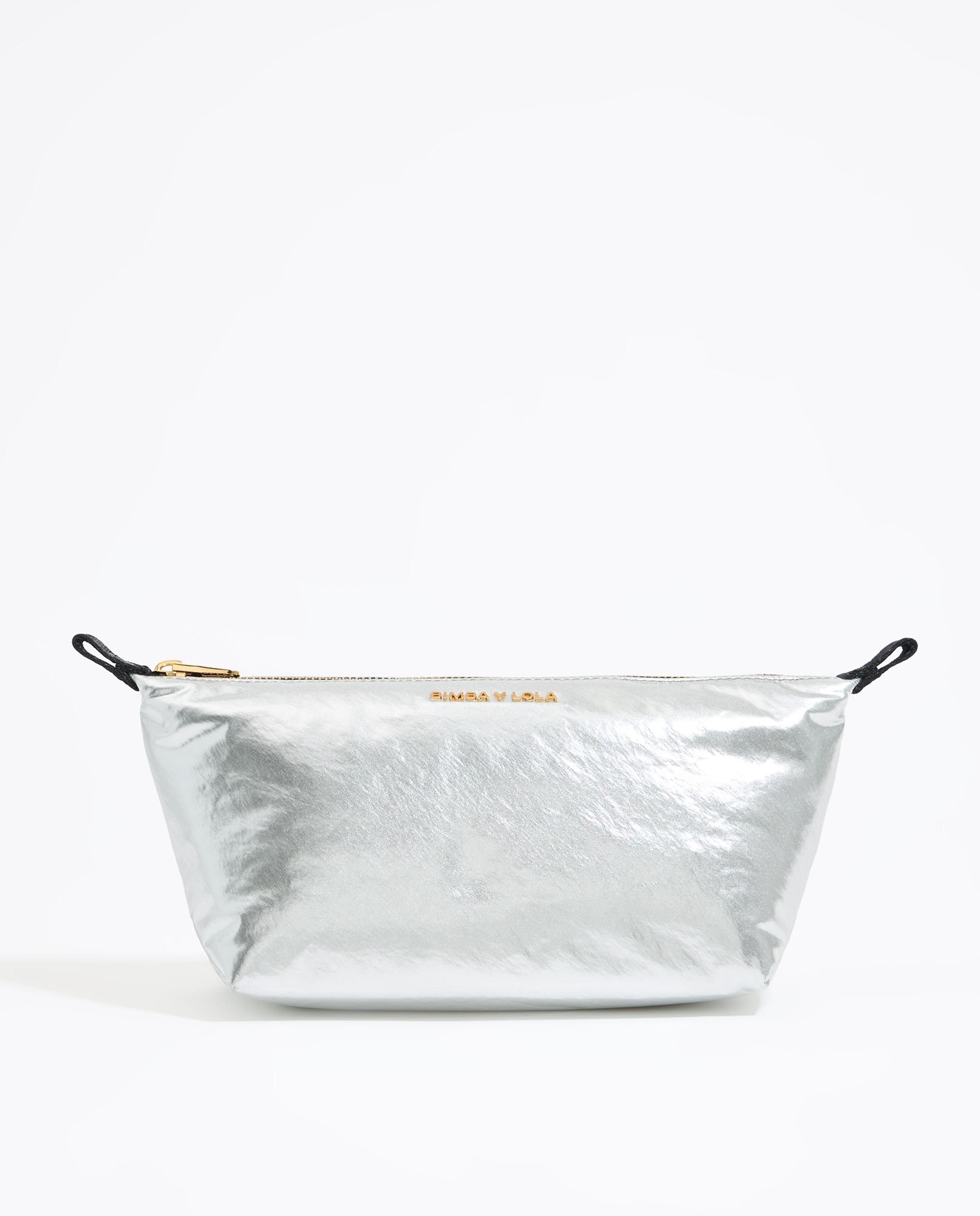 Neceser de mujer Bimba y Lola mediano en tejido metalizado color plata con cierre de cremallera