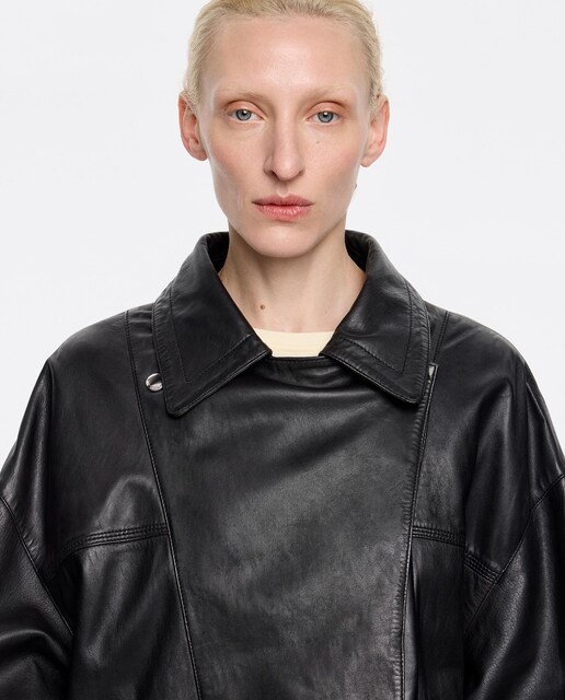 Imagen 0 de Cazadora de mujer de piel con botones