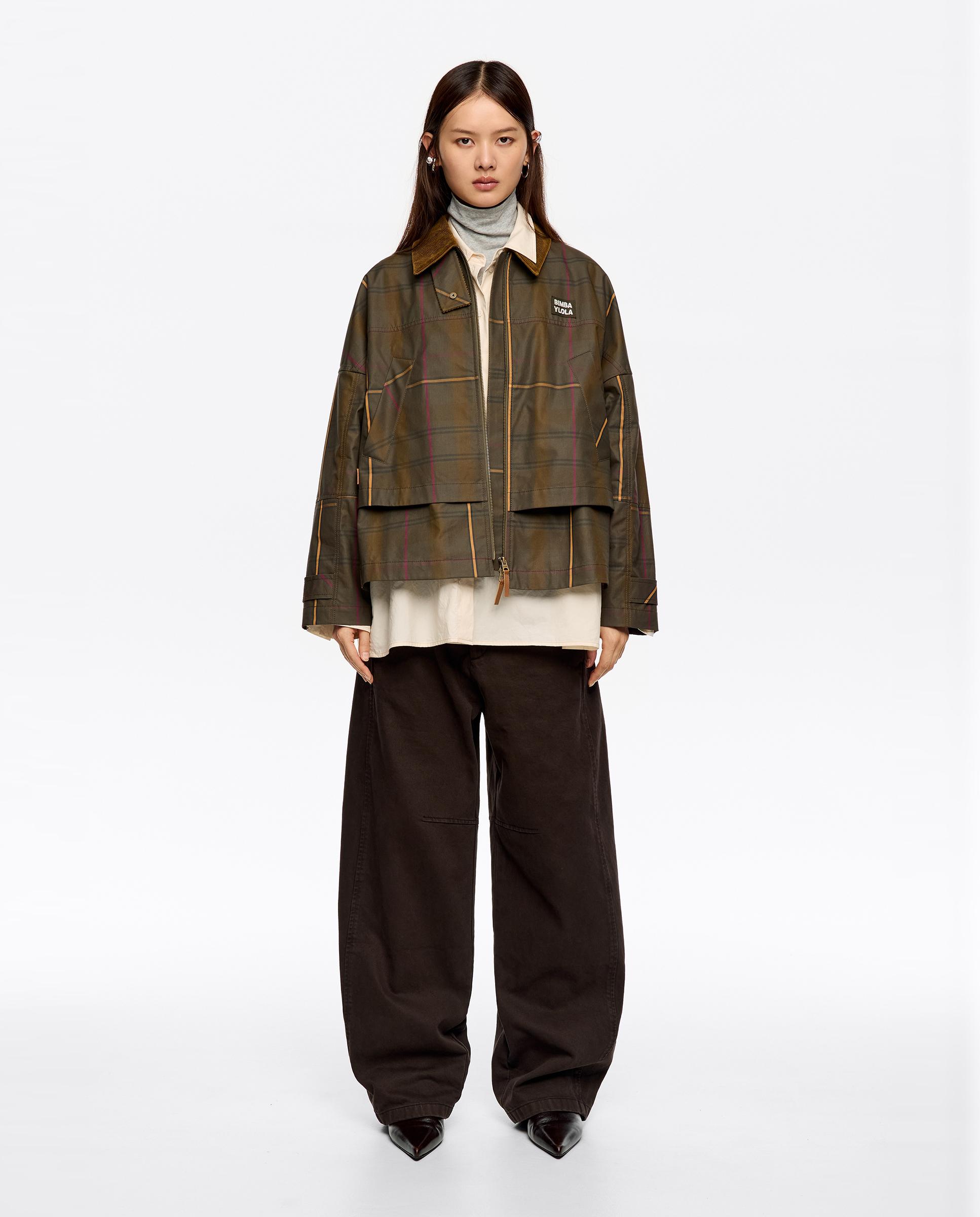 Imagen 0 de Gabardina de mujer línea A corta cuadros