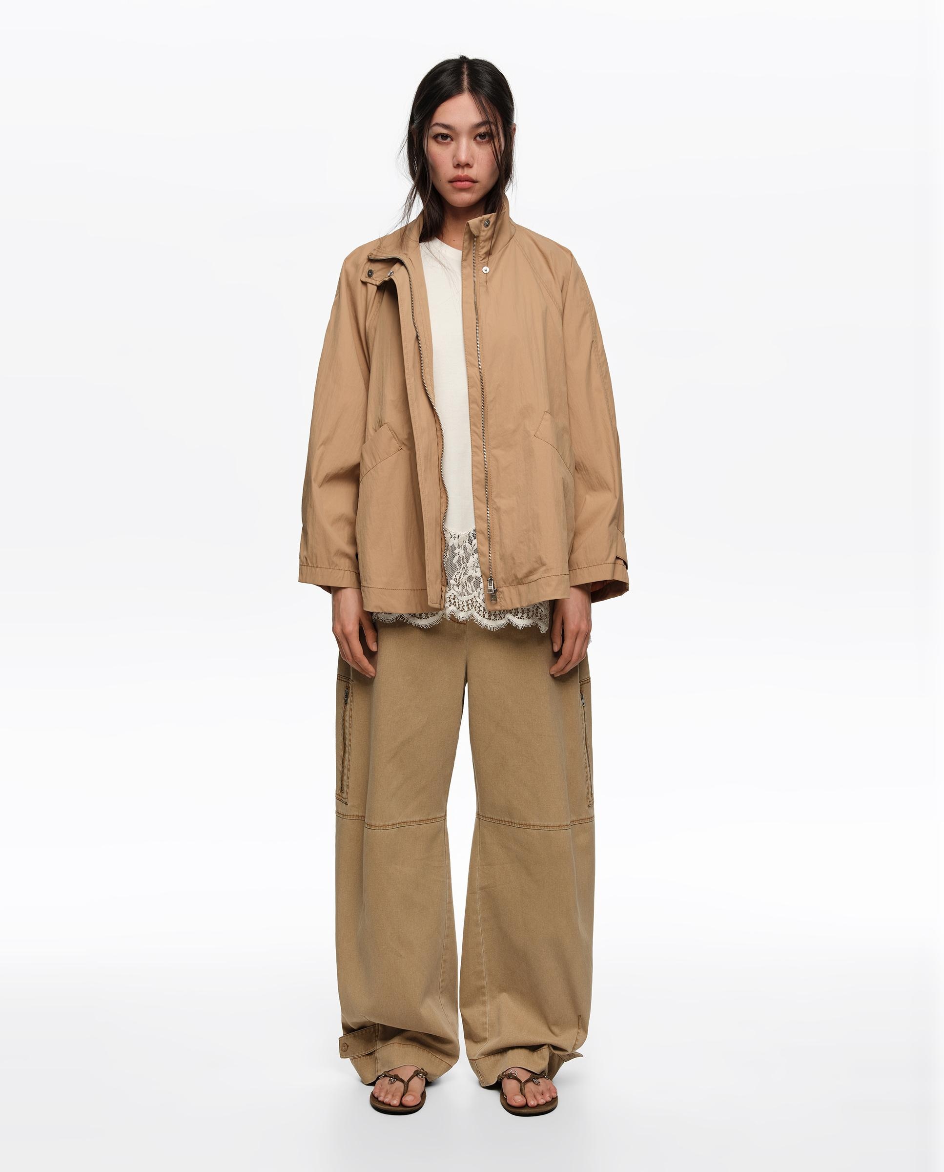 Bimba y Lola - Gabardina de mujer fluida corta cuello subido.