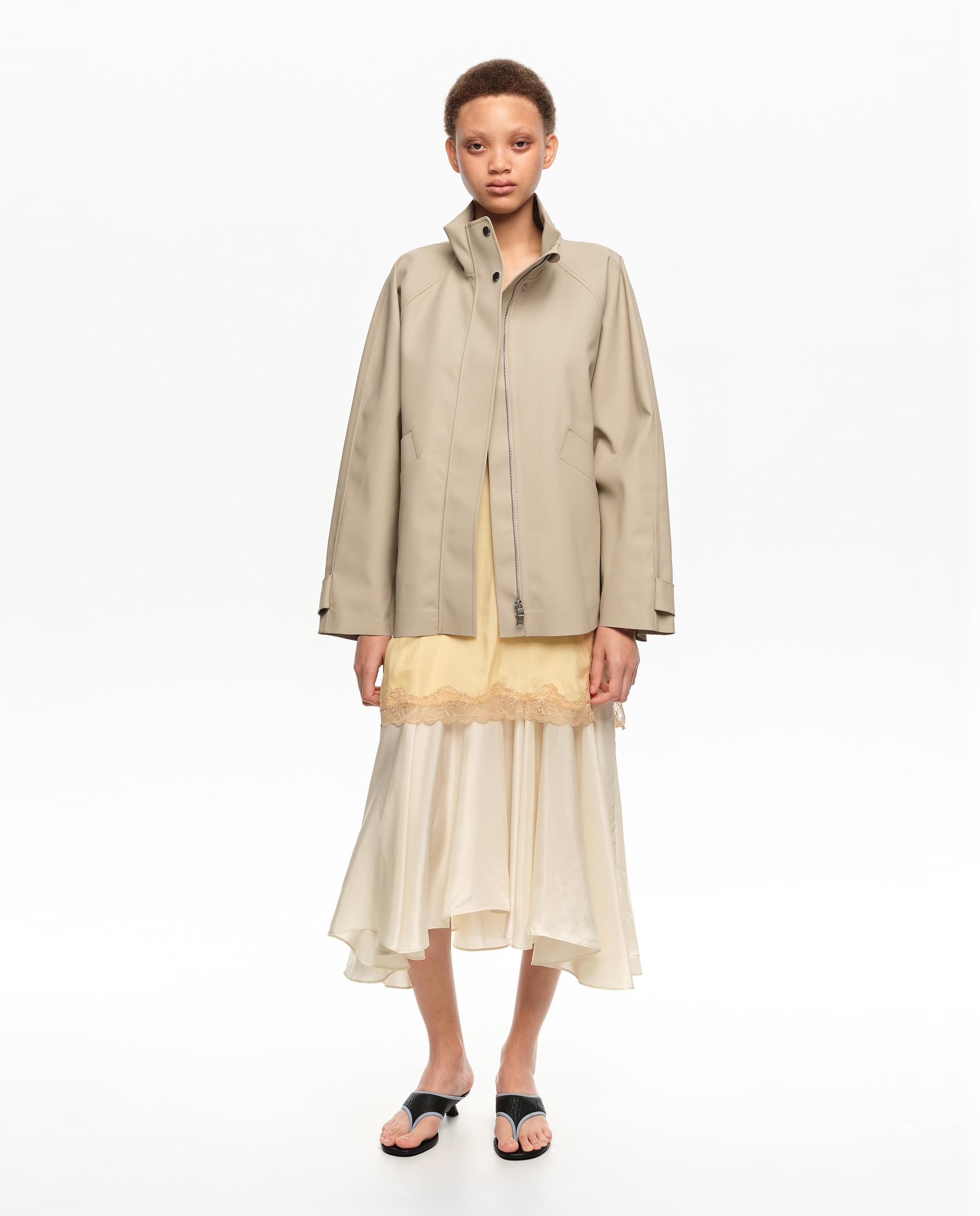 Bimba y Lola - Gabardina de mujer corta cuello subido engomada.