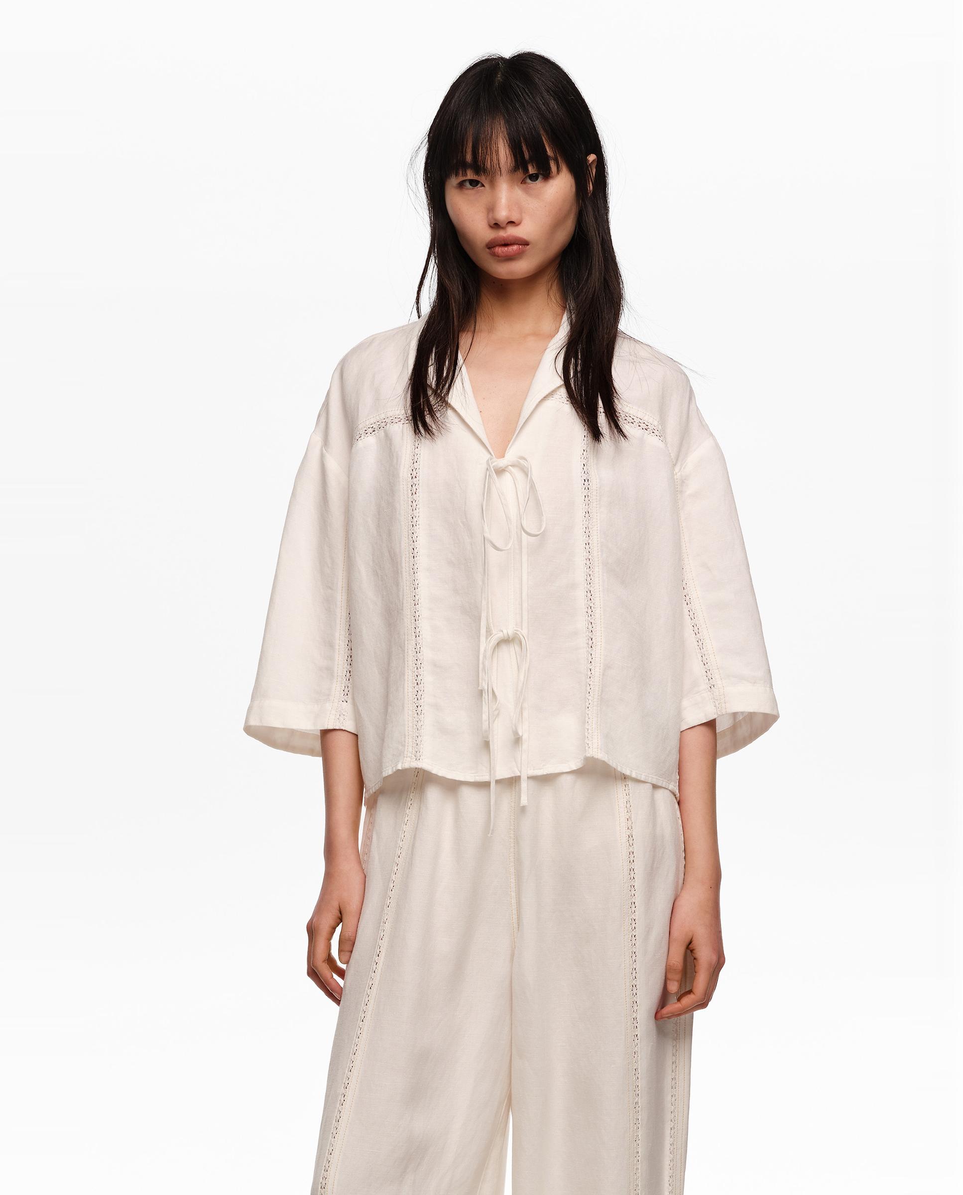 Bimba y Lola - Camisa de mujer con cordones.