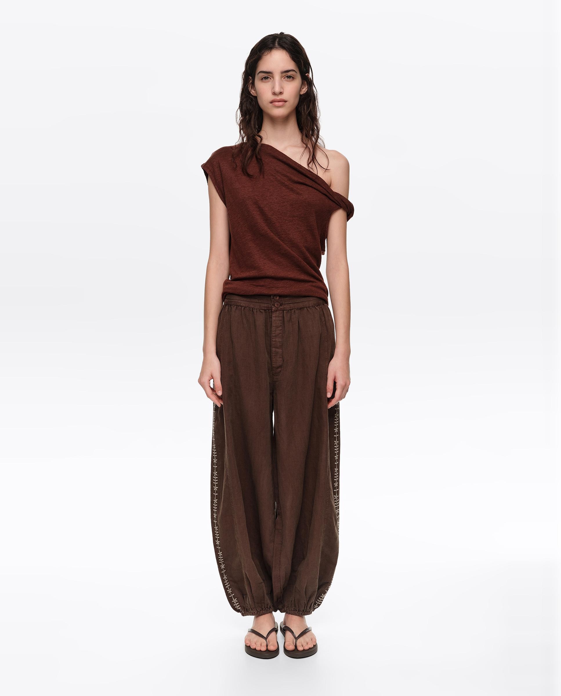 Pantalón de mujer bombacho con bordados laterales