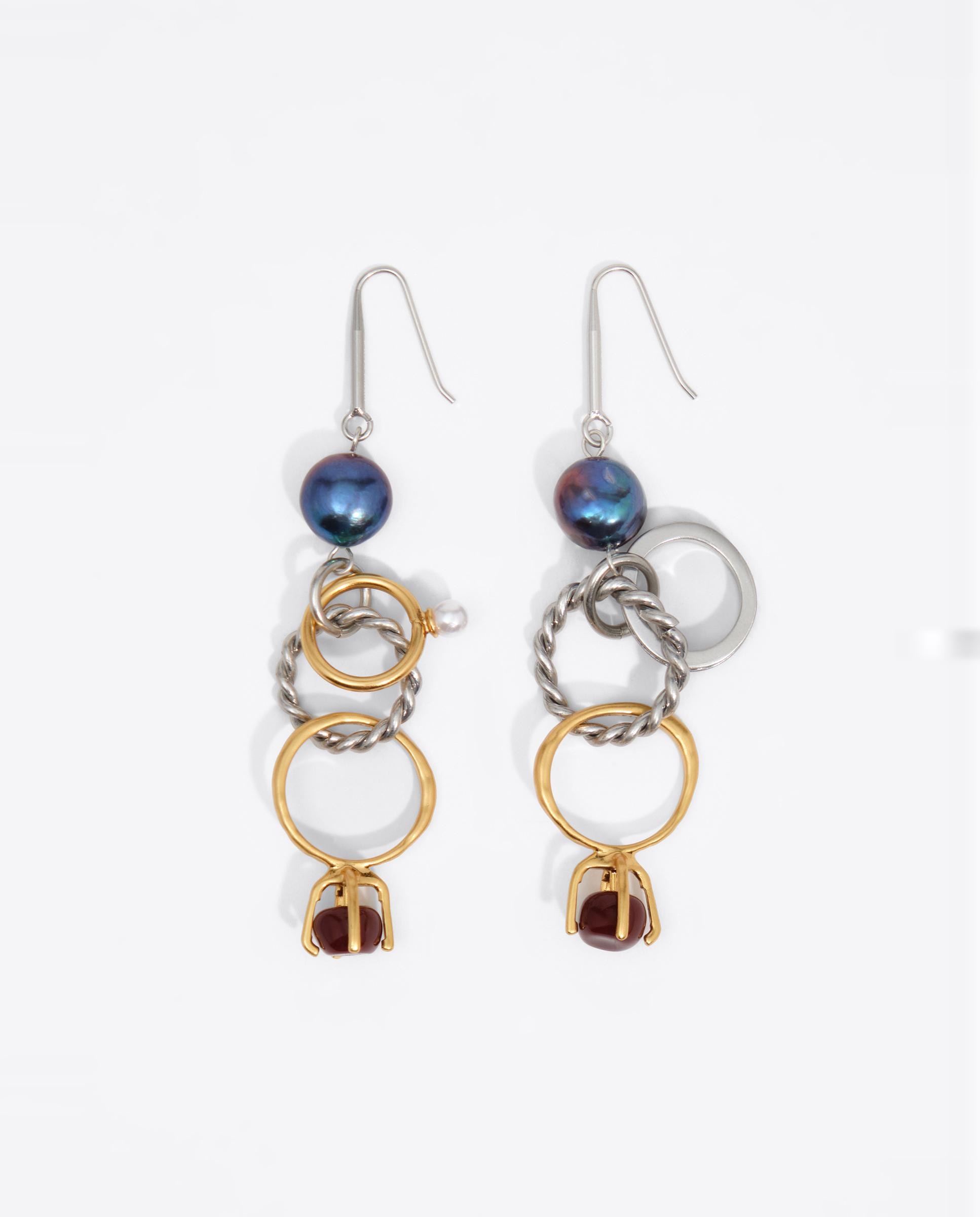 Imagen 0 de Pendientes largos con perlas y cristales Dorado