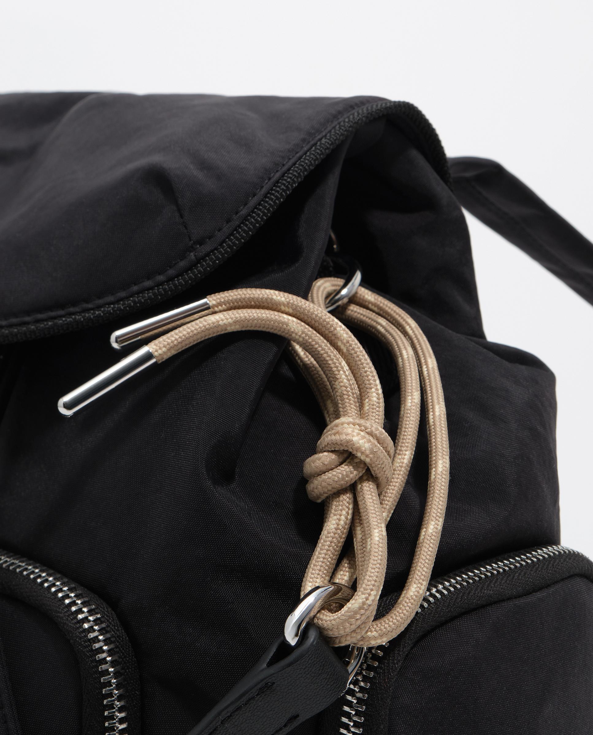 Mochila grande de mujer en nylon con acabados metálicos - Bimba y Lola - Negro Negro-3