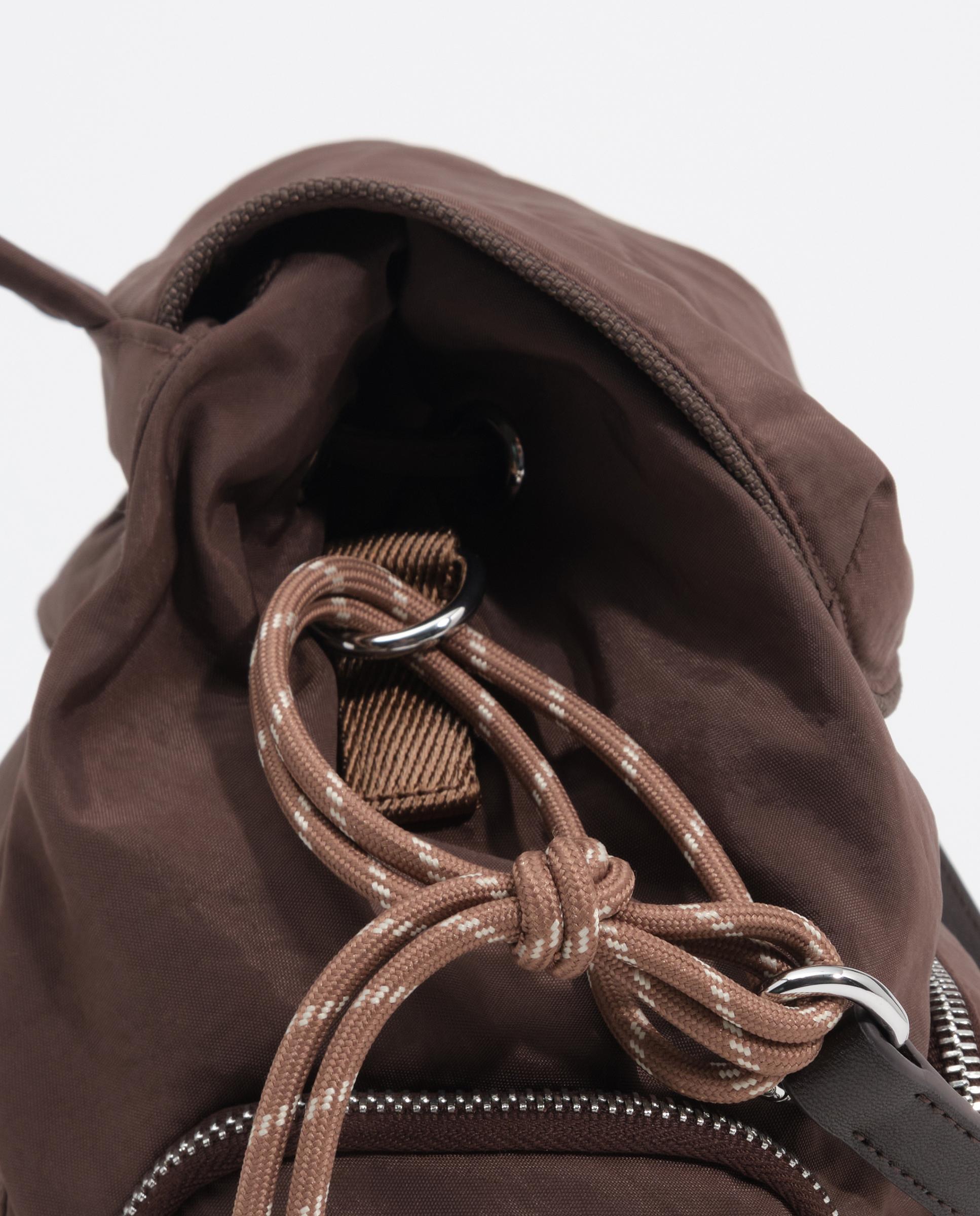 Mochila grande de mujer en nylon con acabados metálicos - Bimba y Lola - Marrón Marrón-3