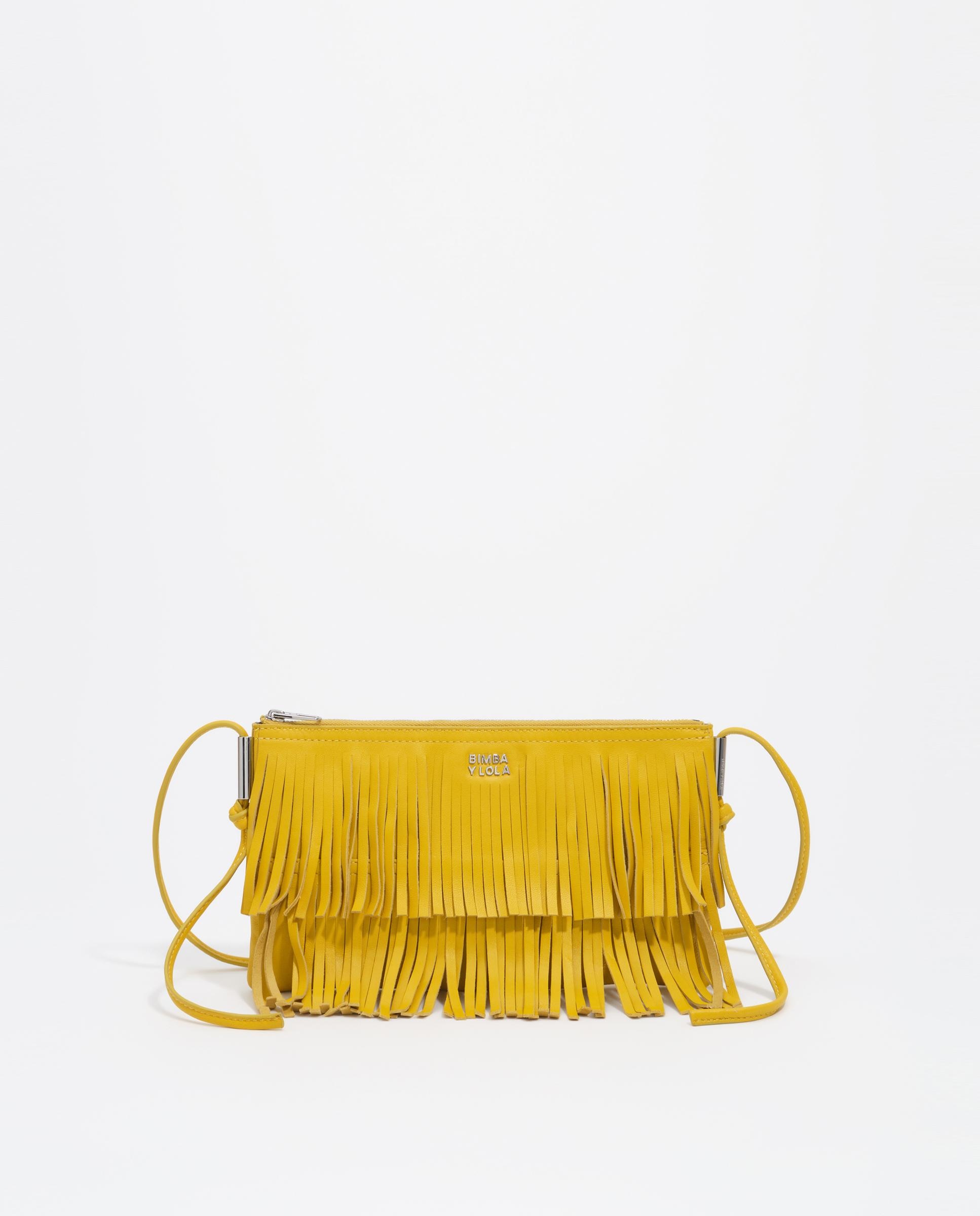 Imagen 0 de Bolso de mano tipo sobre de piel con flecos Amarillo