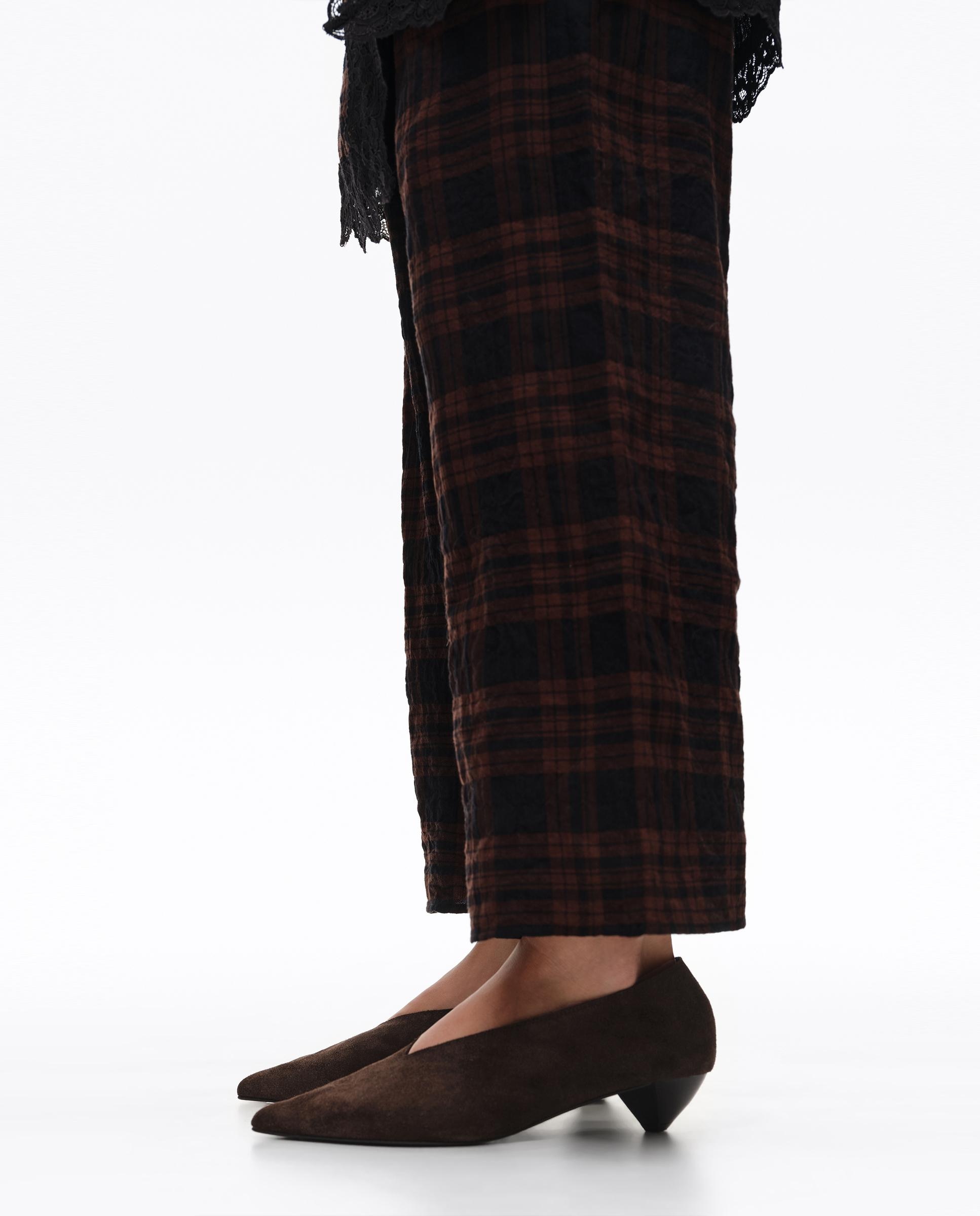 Imagen 2 de Zapatos de salón de mujer serraje tacón bajo - Bimba y Lola - Marrón oscuro Marrón oscuro