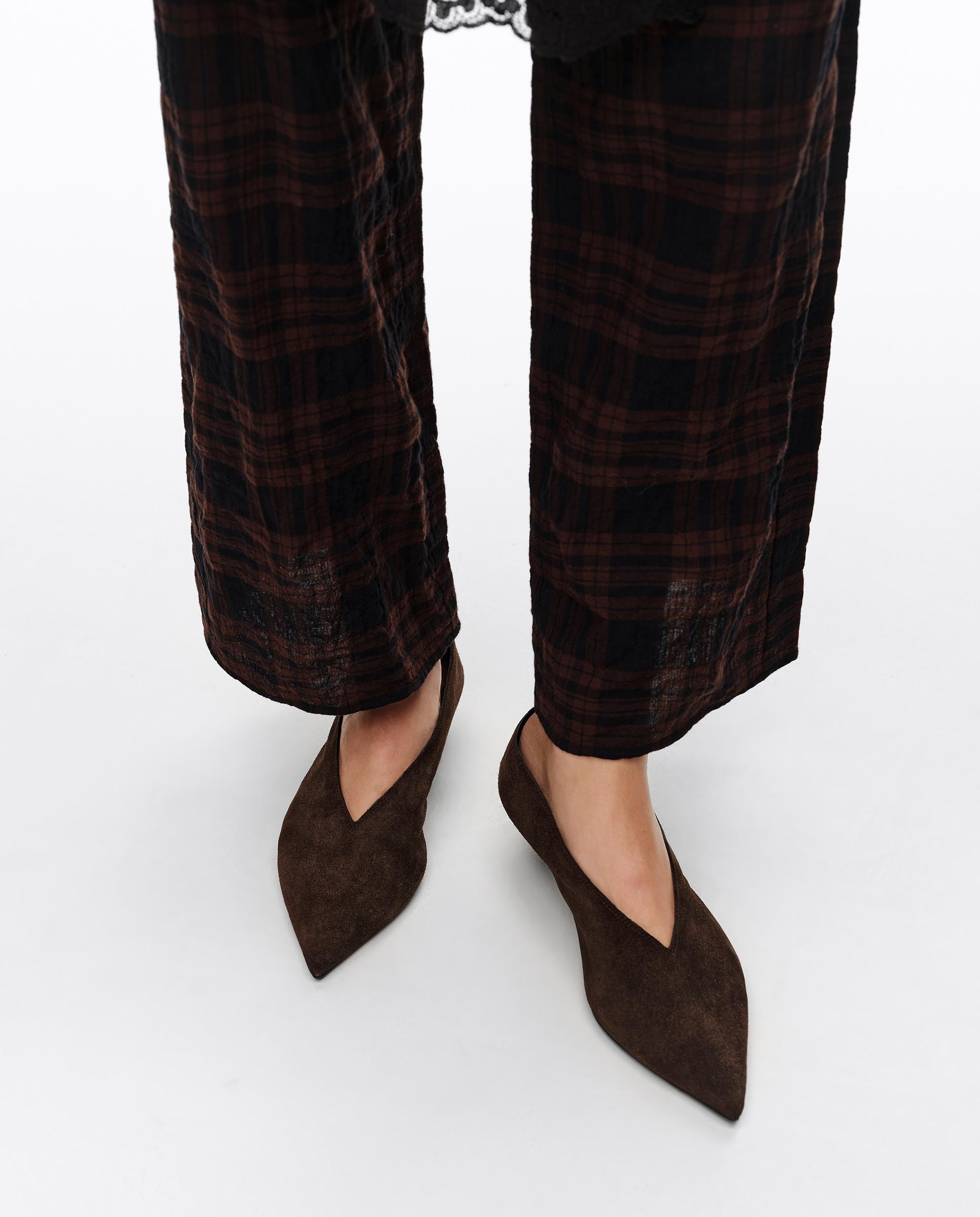 Imagen 3 de Zapatos de salón de mujer serraje tacón bajo - Bimba y Lola - Marrón oscuro Marrón oscuro