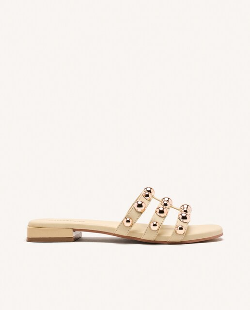 Imagen 0 de Sandalias planas de mujer de piel con tachas suela flexible