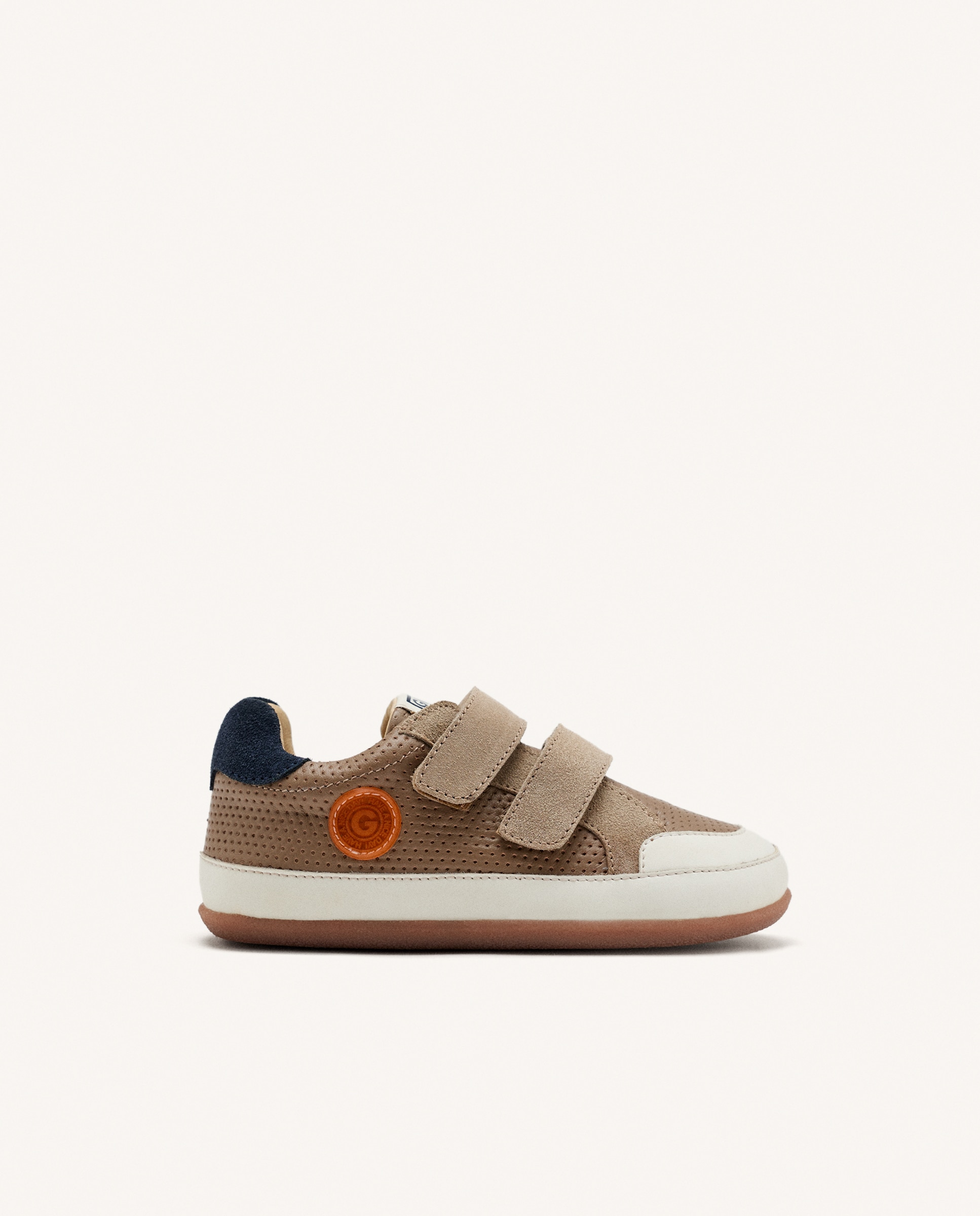 Imagen 0 de Zapatillas de piel de niño barefoot tipo bambas con rejilla Marrón