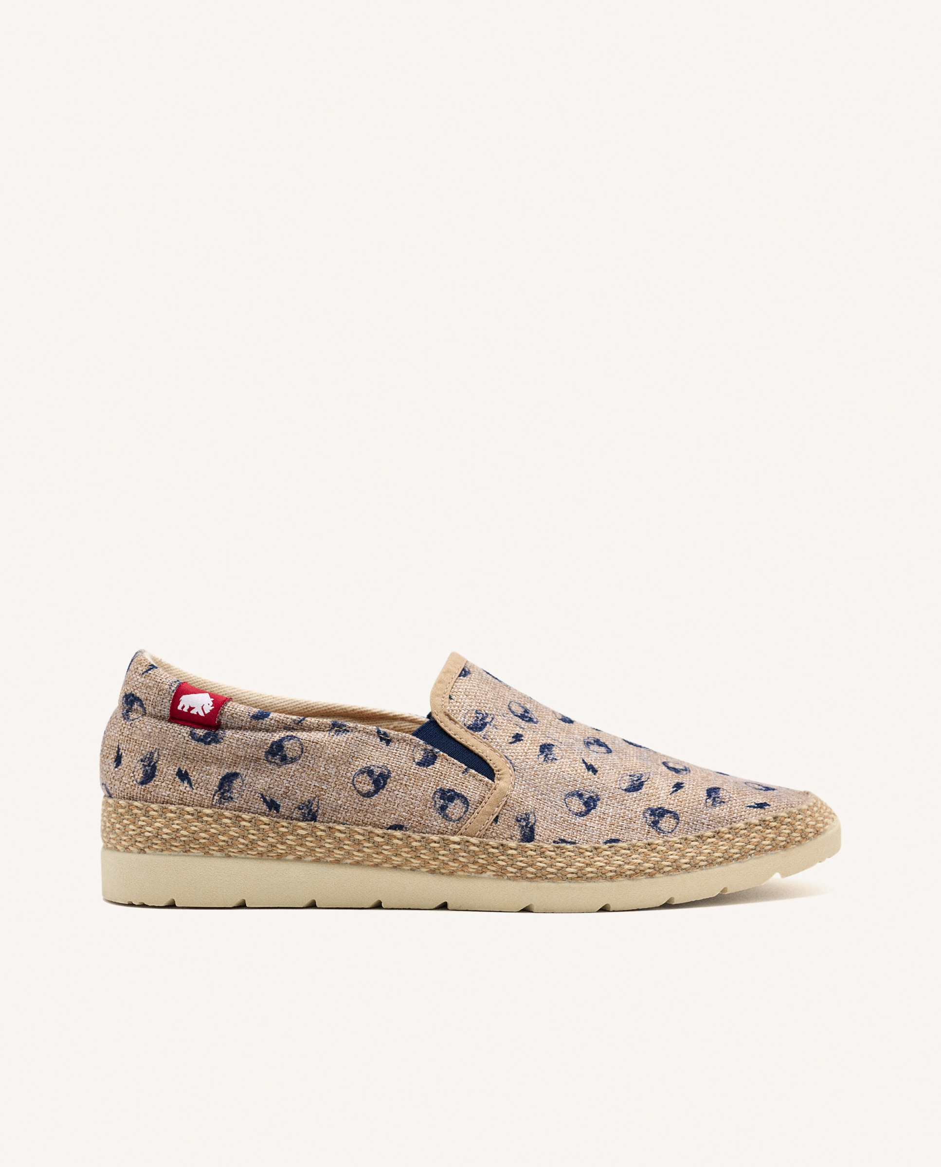 Alpargatas de hombre tipo slip-on con ribete en contraste y planta acolchada