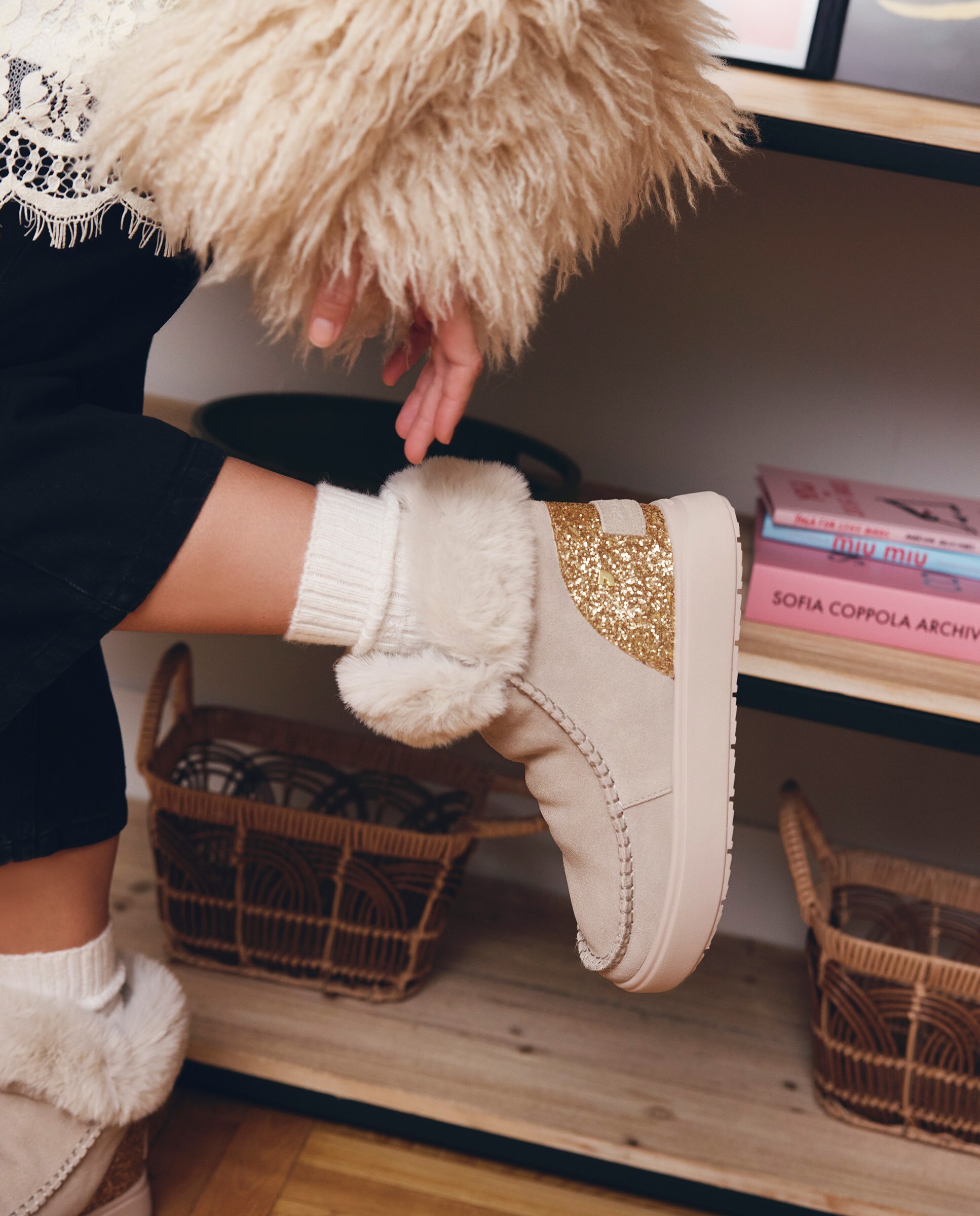 Botas de pelo de mujer de piel serraje estilo australianas con collarín de pelo y pieza brillante - Gioseppo - Beige Beige-2