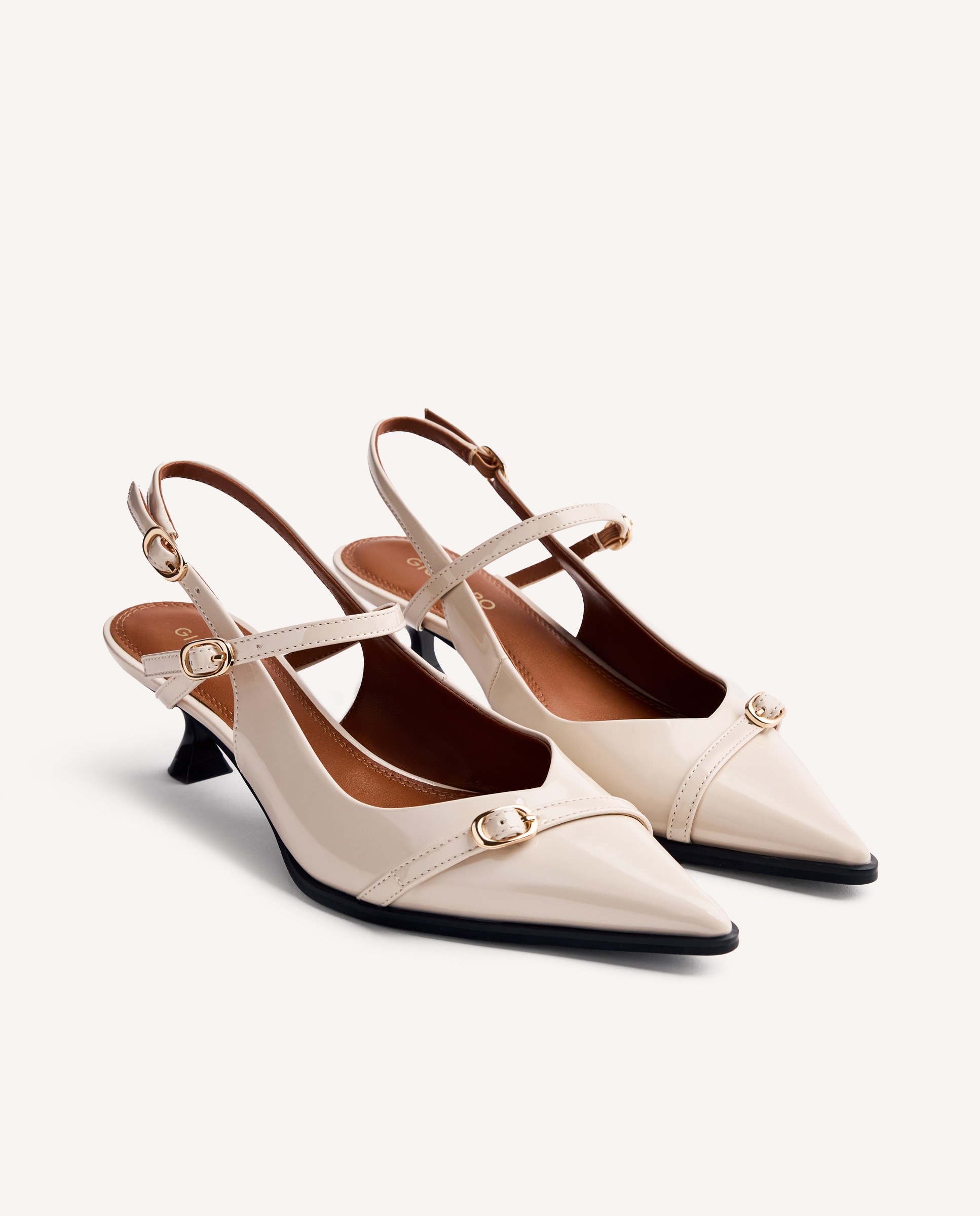 Imagen 4 de Zapatos de salón de mujer destalonados con acabado en efecto charol y detalle de hebillas - Nude Nude