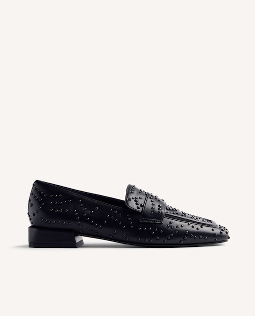 Imagen 0 de Mocasines de mujer con tachas al tono y detalle de antifaz