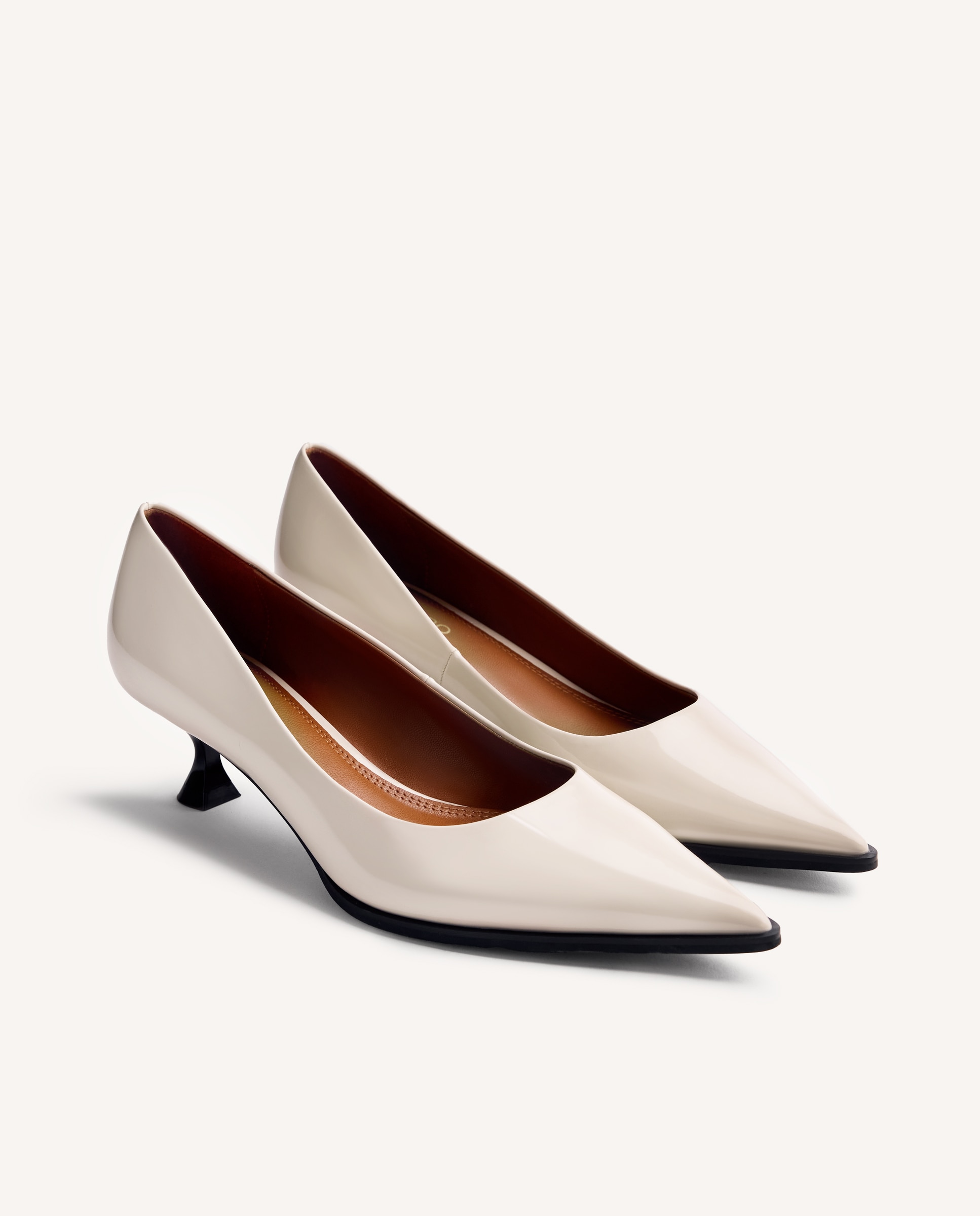 Zapatos de salón de mujer con acabado en efecto charol, punta afilada y tacón tipo carrete - Nude Nude-5