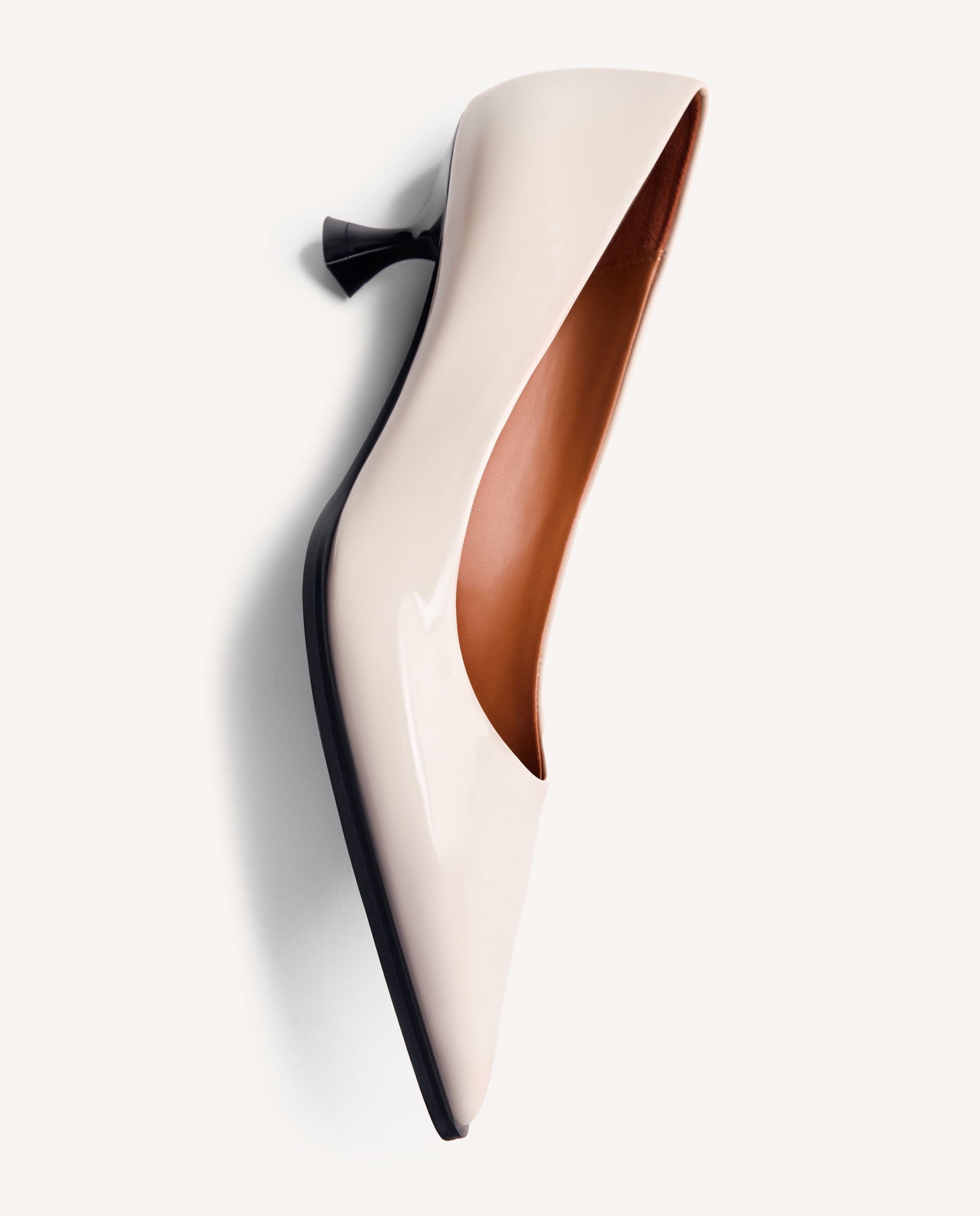 Zapatos de salón de mujer con acabado en efecto charol, punta afilada y tacón tipo carrete - Nude Nude-2