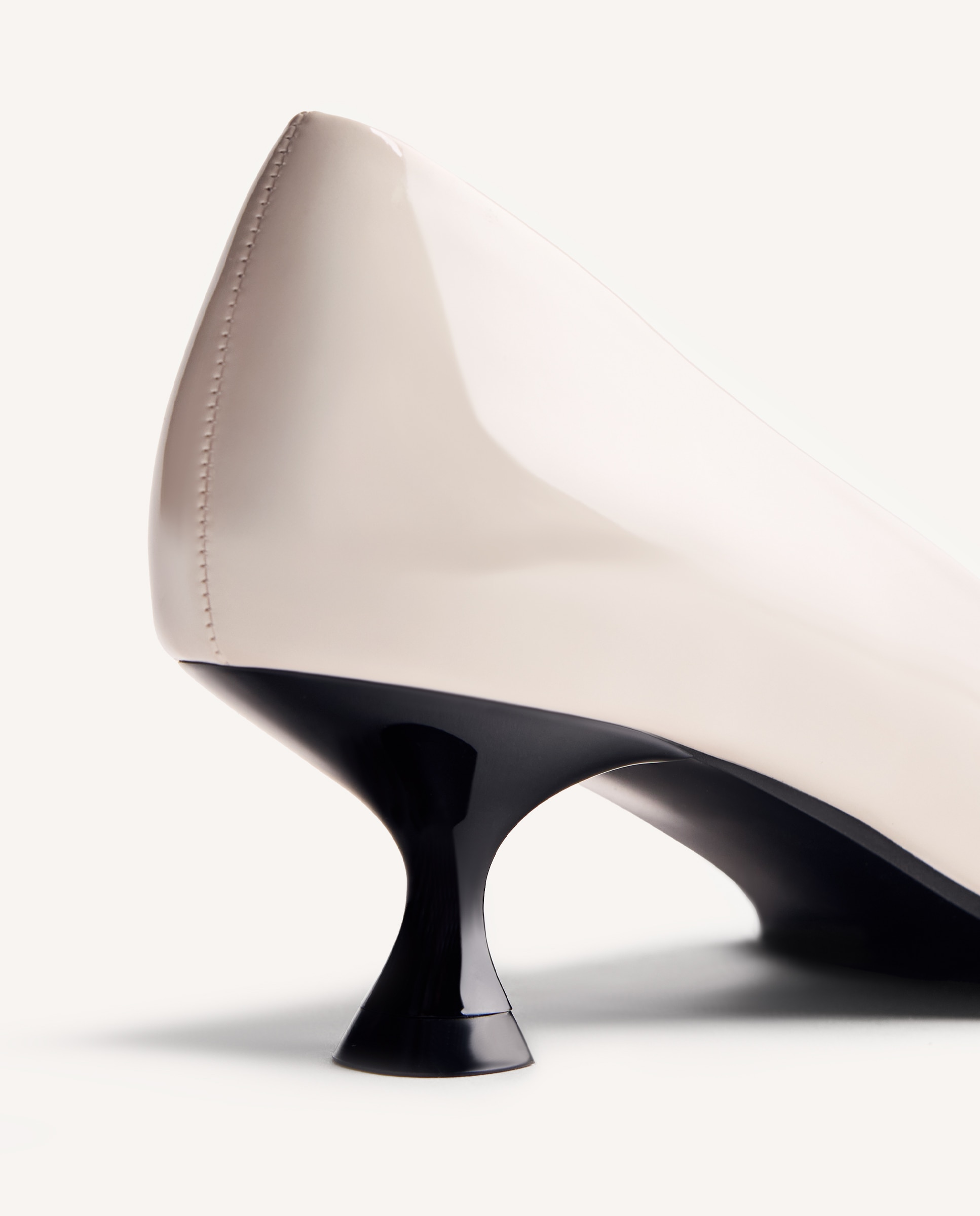 Zapatos de salón de mujer con acabado en efecto charol, punta afilada y tacón tipo carrete - Nude Nude-6