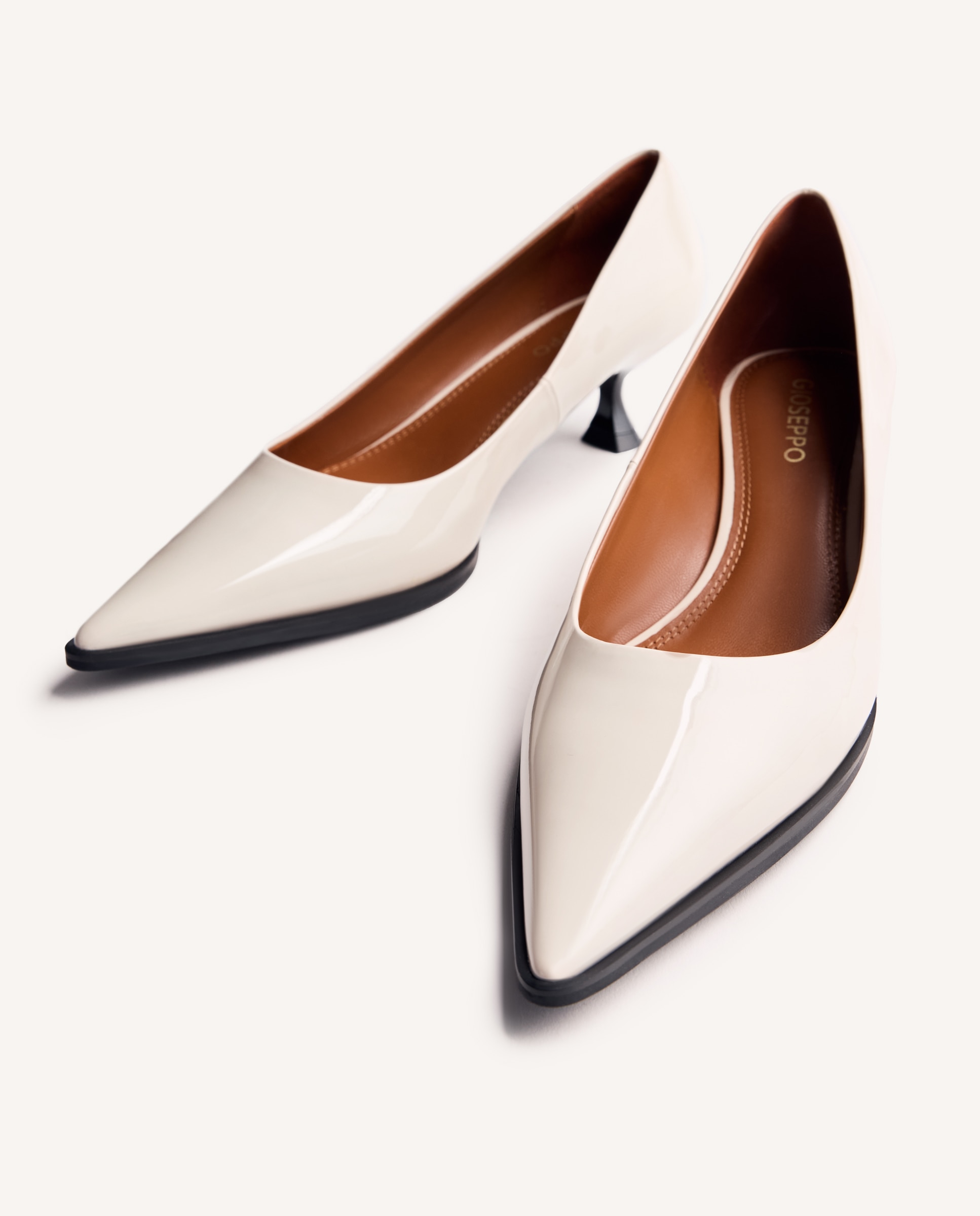 Zapatos de salón de mujer con acabado en efecto charol, punta afilada y tacón tipo carrete - Nude Nude-7