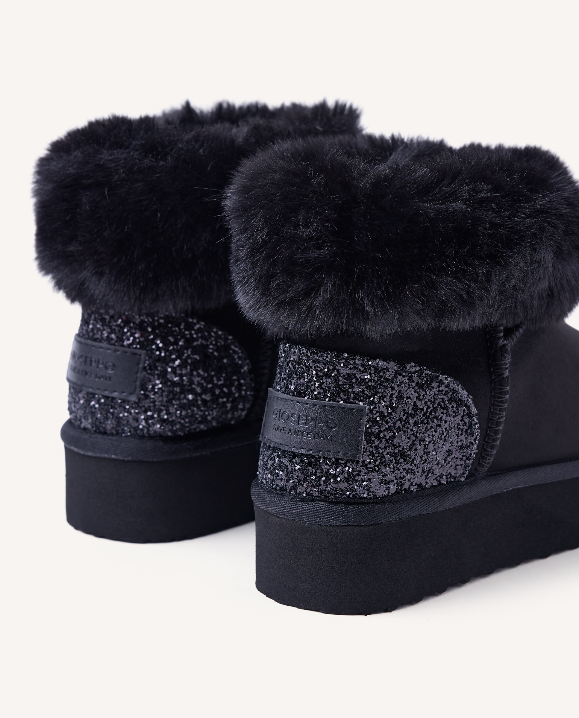Botas australianas de niña con brillo, collarín de pelo y plataforma - Gioseppo - Negro Negro-4