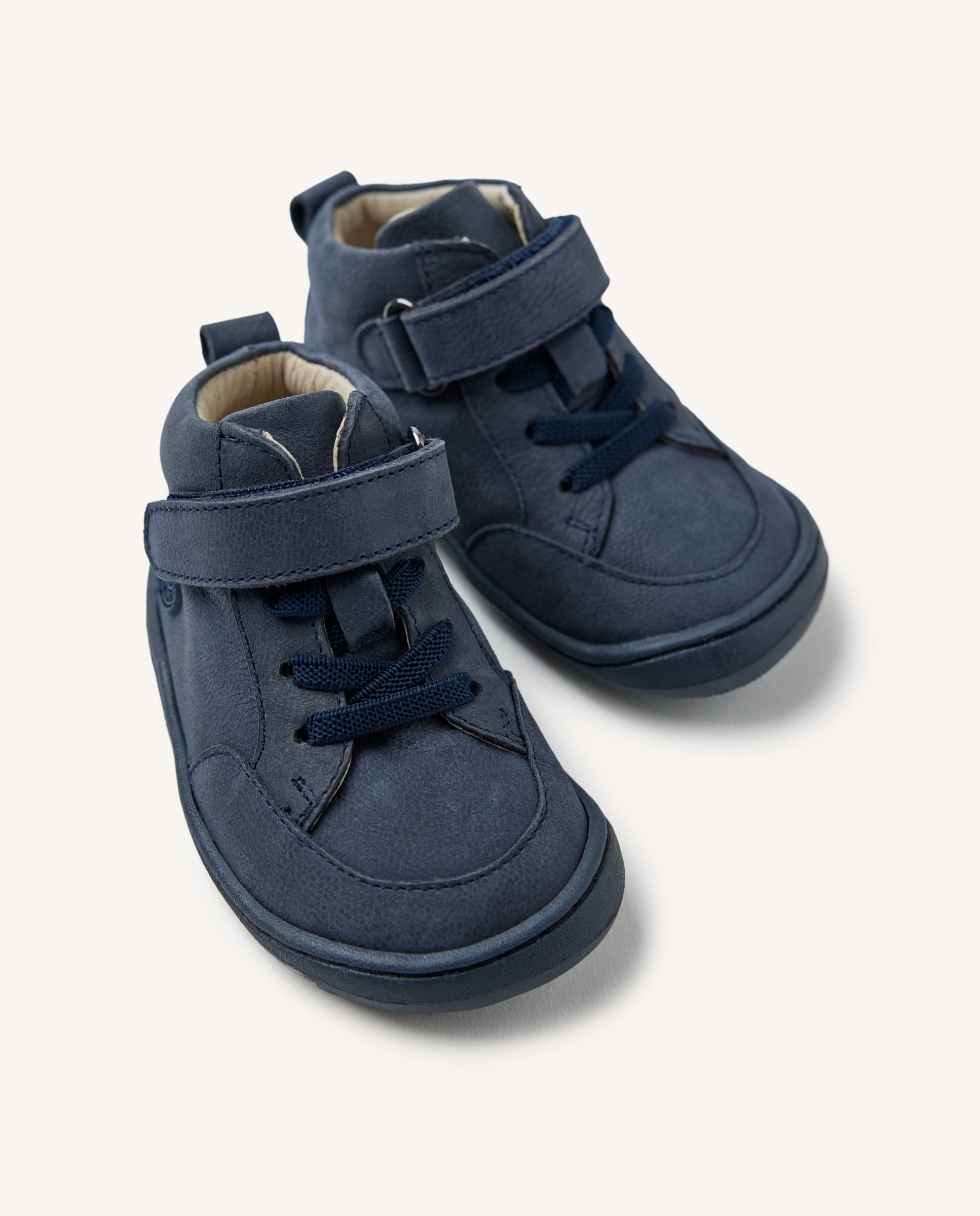 Imagen 3 de Botas de bebé niño de piel con cordones elásticos y cierre ajustable barefoot - Gioseppo - Marino Marino