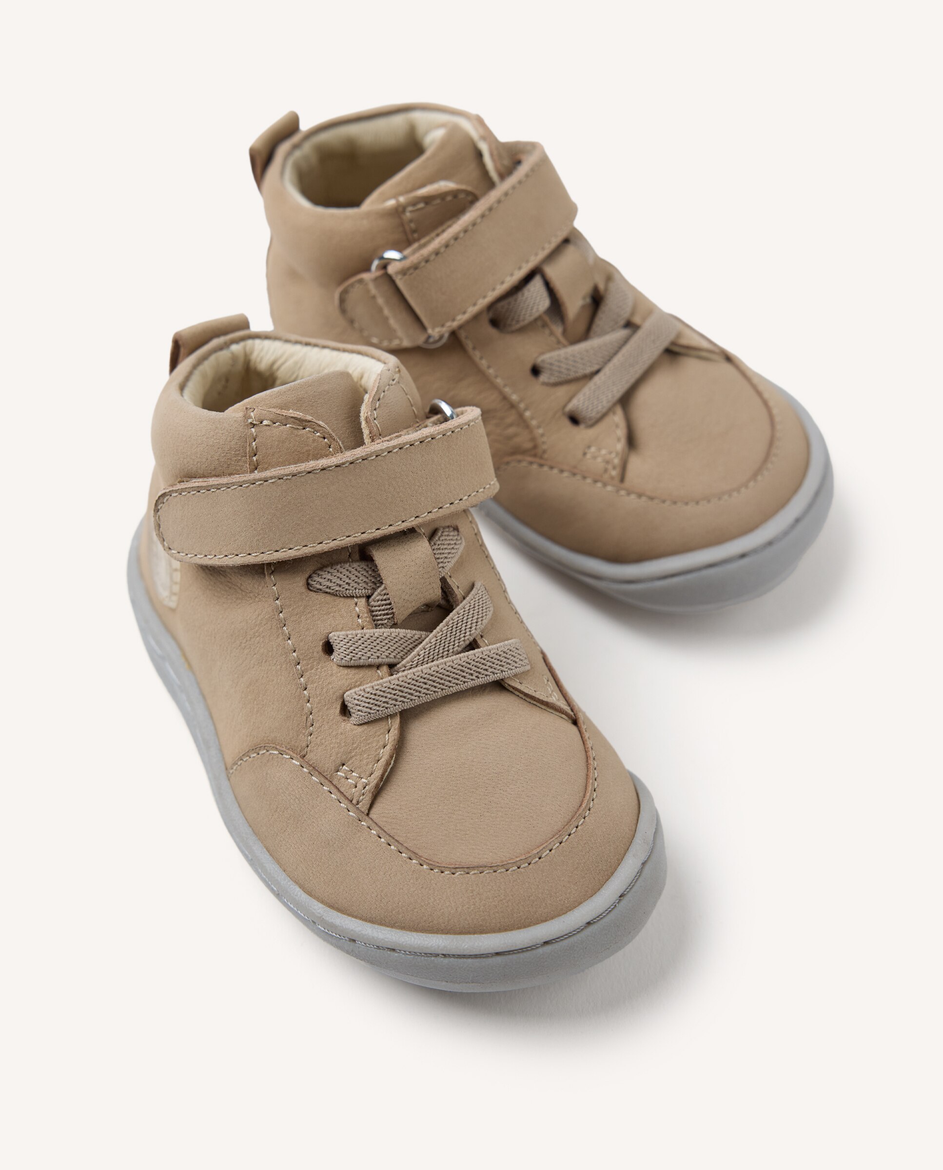 Imagen 3 de Botas de bebé niño de piel con cordones elásticos y cierre ajustable barefoot - Gioseppo - Beige Beige
