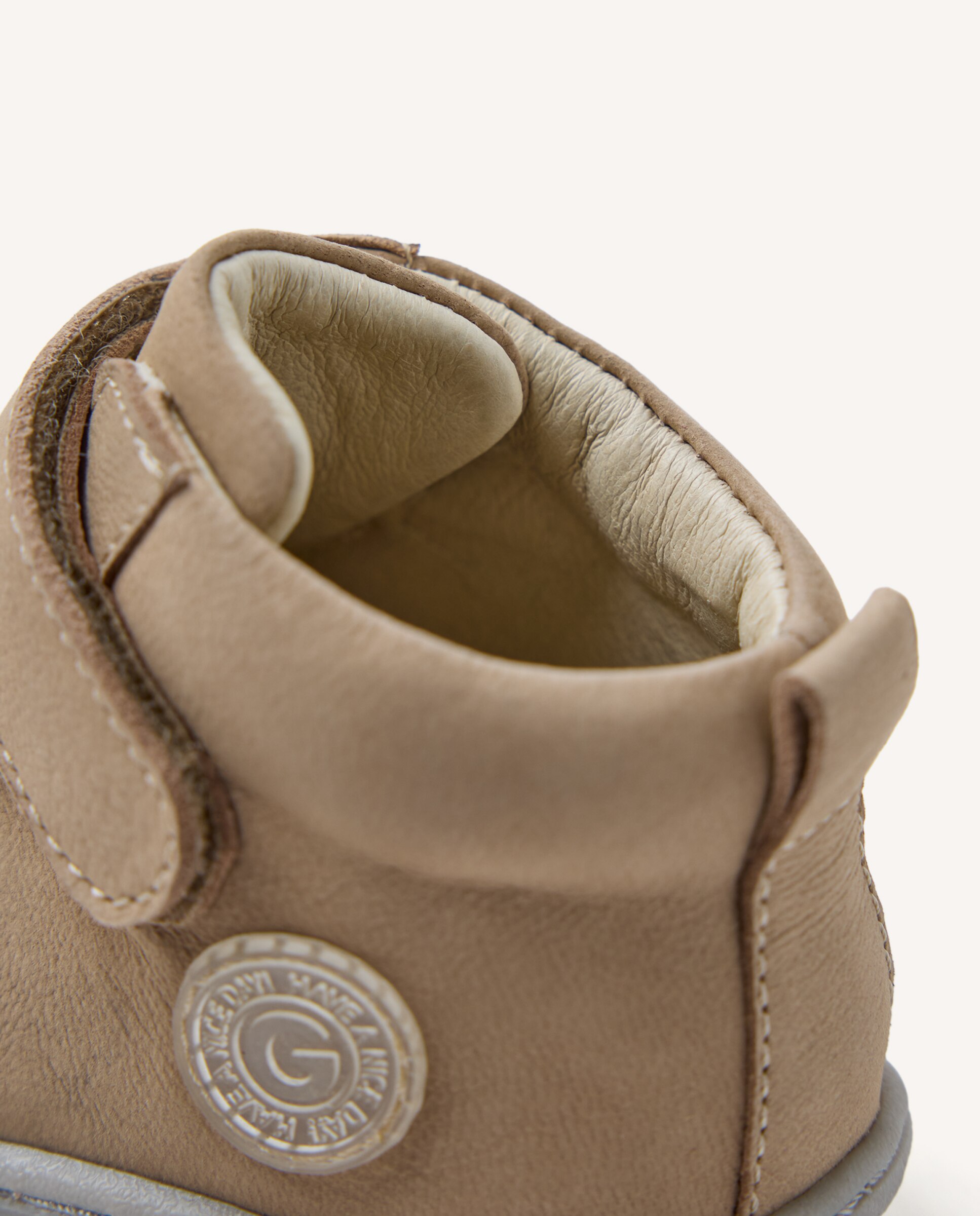 Imagen 6 de Botas de bebé niño de piel con cordones elásticos y cierre ajustable barefoot - Gioseppo - Beige Beige
