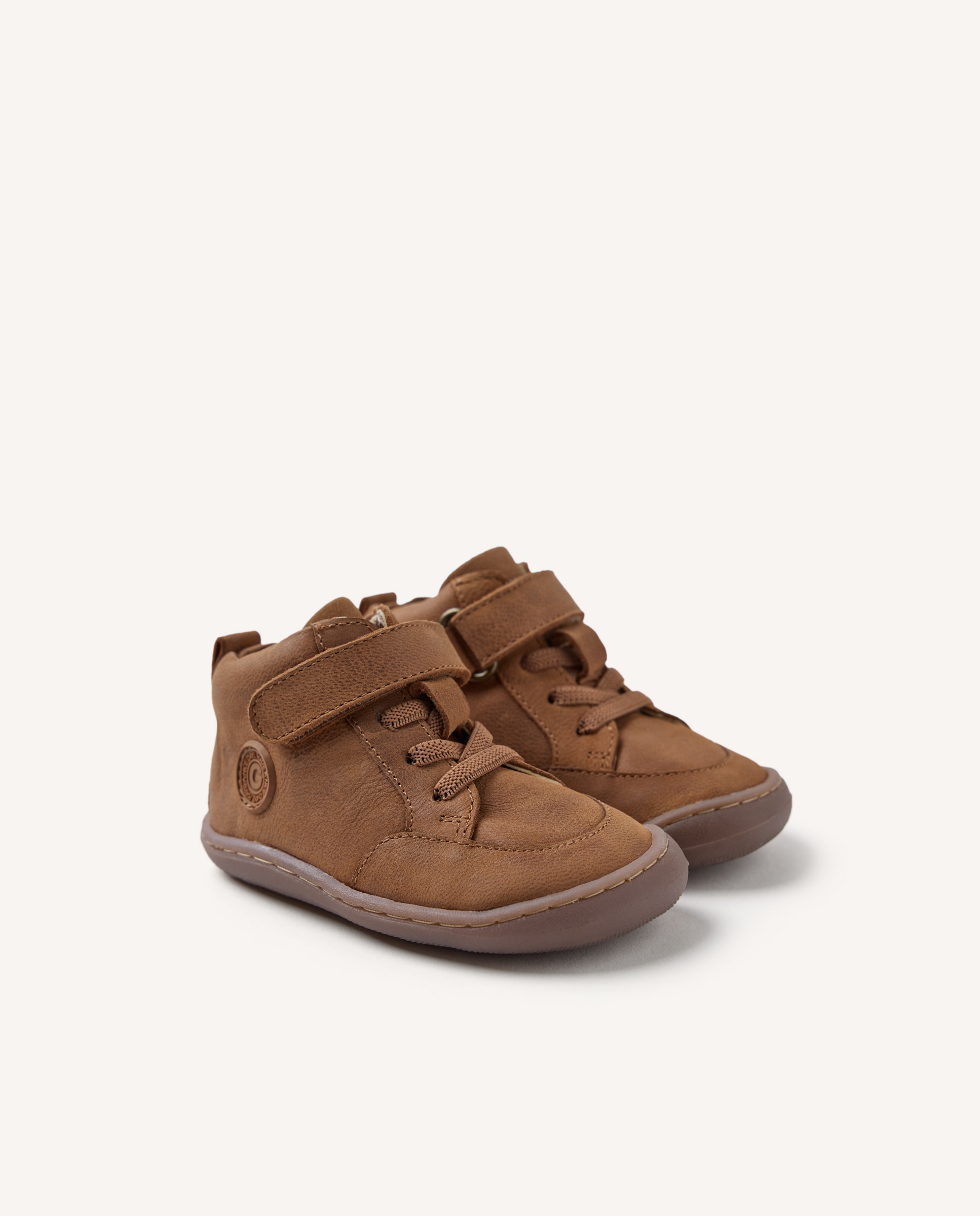 Imagen 2 de Botas de bebé niño de piel con cordones elásticos y cierre ajustable barefoot - Gioseppo - Cuero Cuero