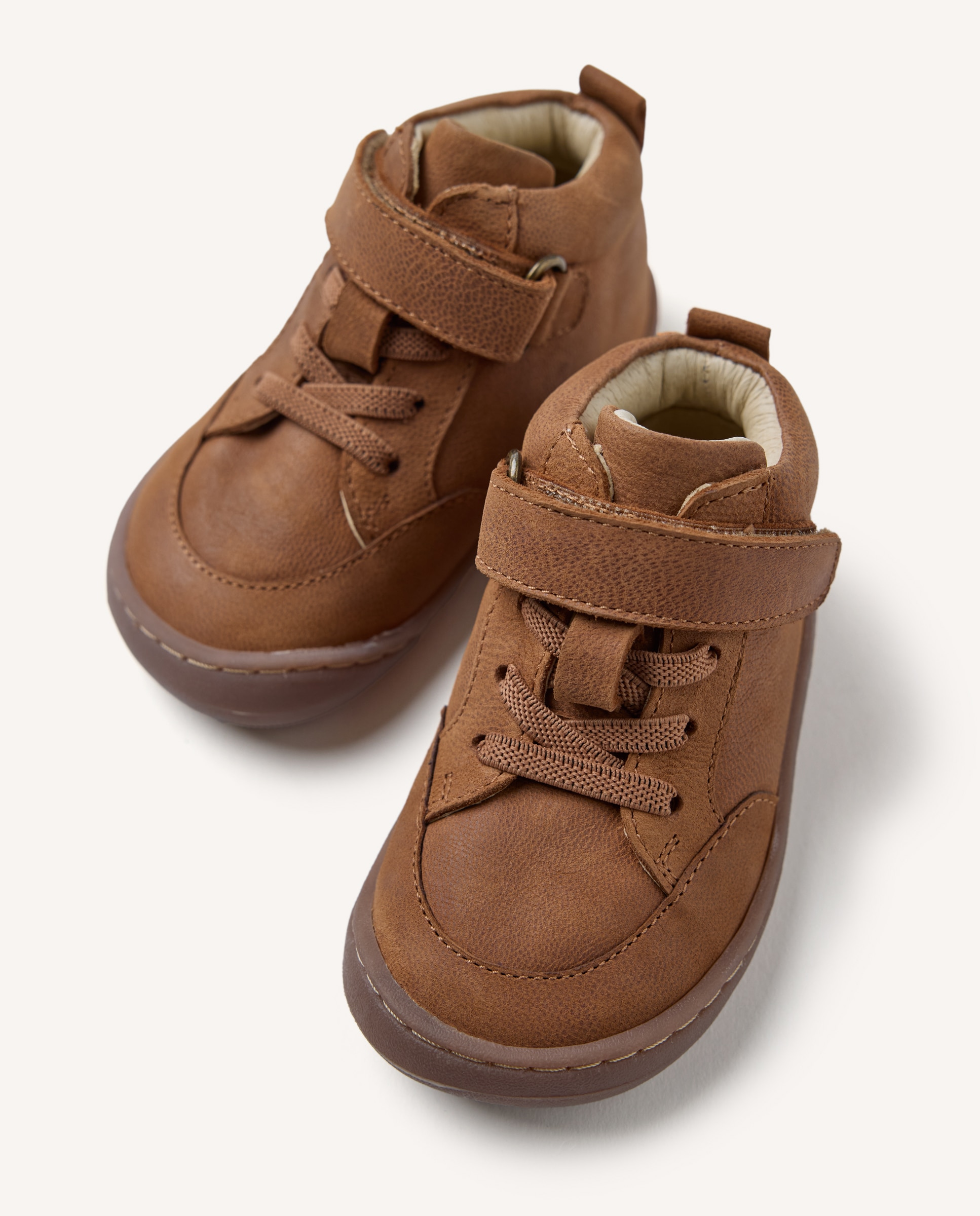 Imagen 3 de Botas de bebé niño de piel con cordones elásticos y cierre ajustable barefoot - Gioseppo - Cuero Cuero
