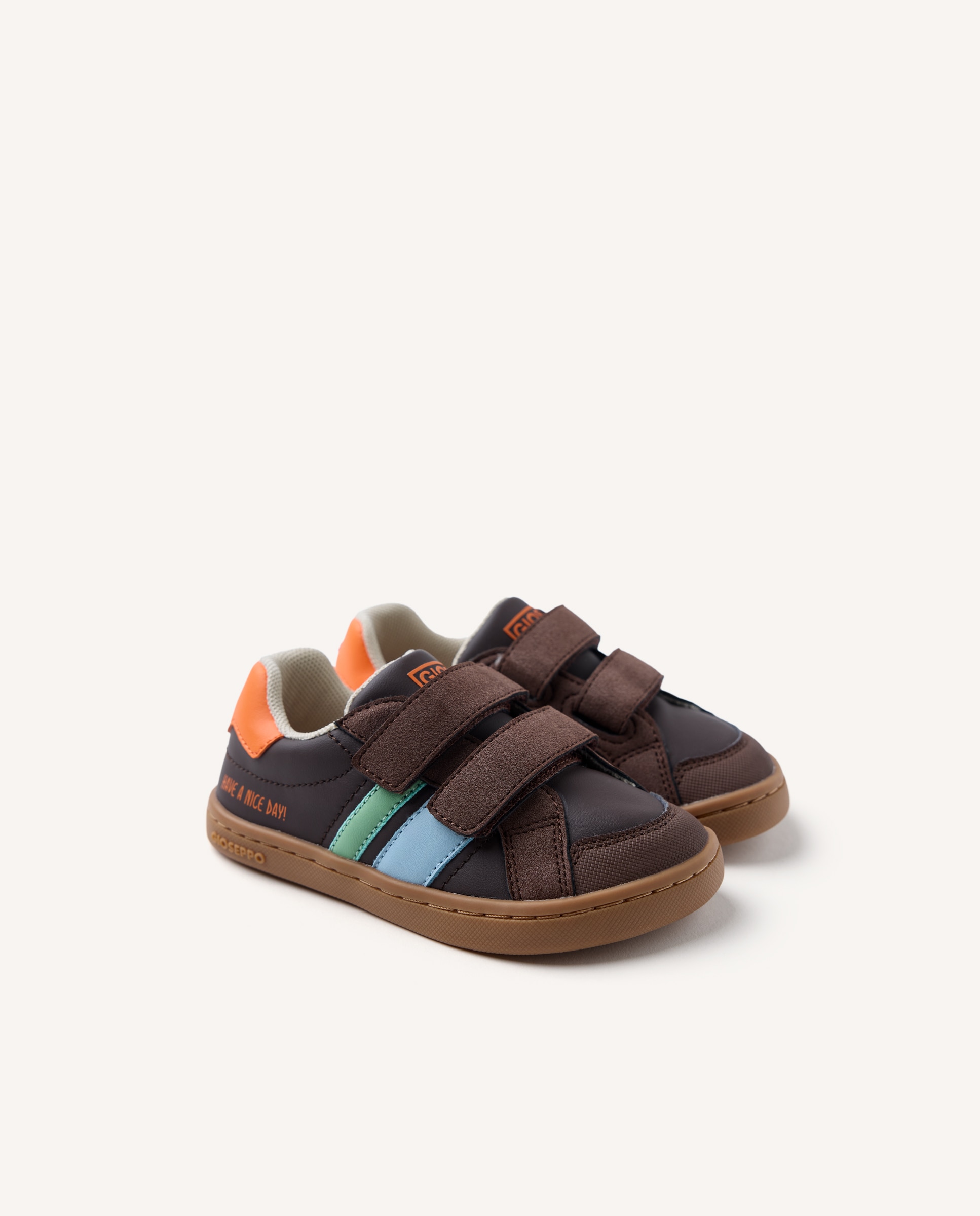 Zapatillas deportivas de bebé niño con contrastes de color y doble cierre barefoot - Gioseppo - Marrón Marrón-2
