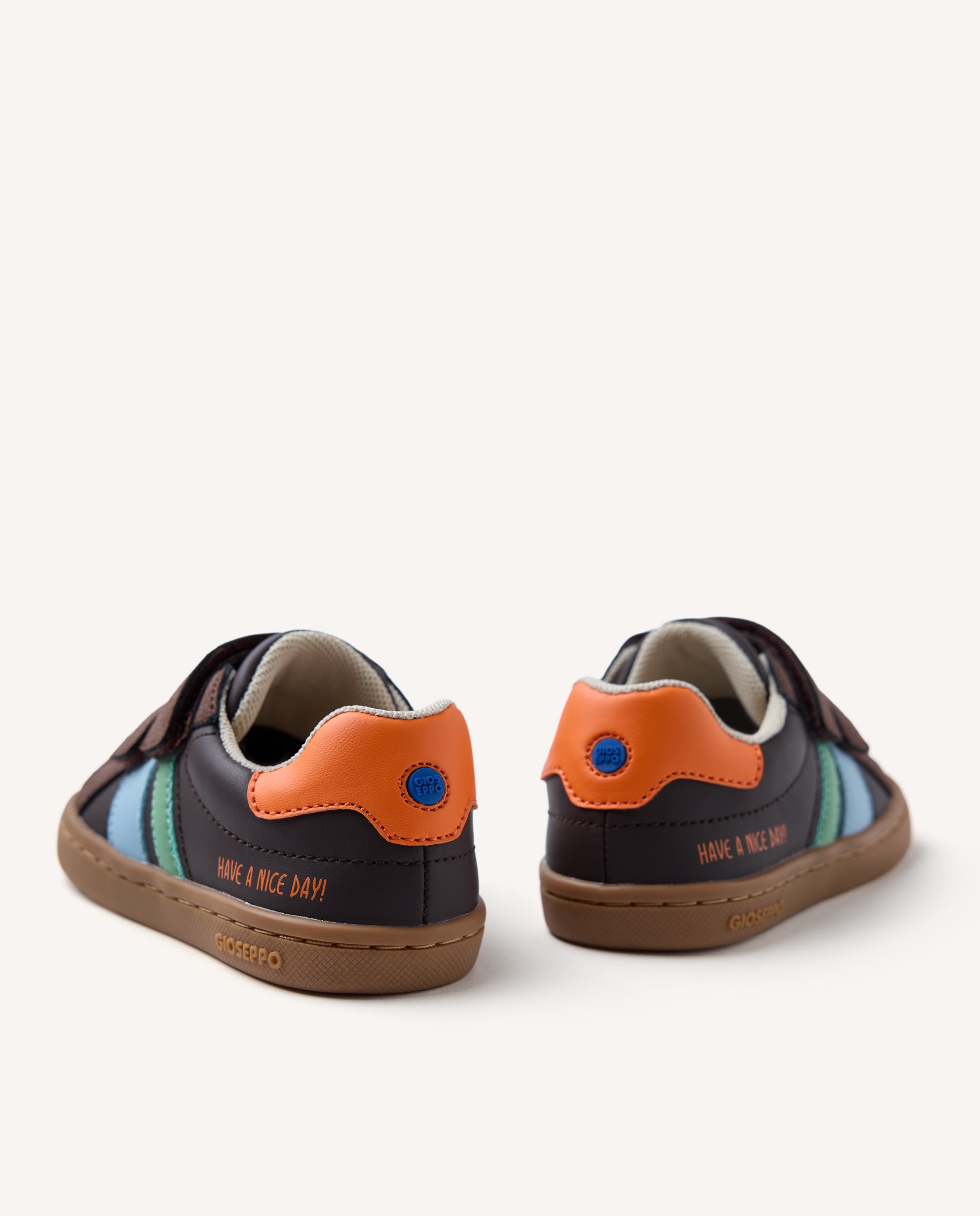 Zapatillas deportivas de bebé niño con contrastes de color y doble cierre barefoot - Gioseppo - Marrón Marrón-4